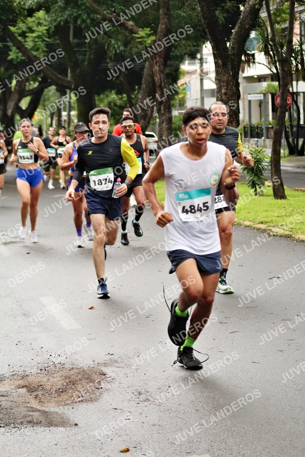 Foto del MEDIO MARATÓN ATLAS en Av. Patria, frente al Parque El Polvorín, Zapopan a las 08:12 · dorsal 4845, 1874, 1543, 28