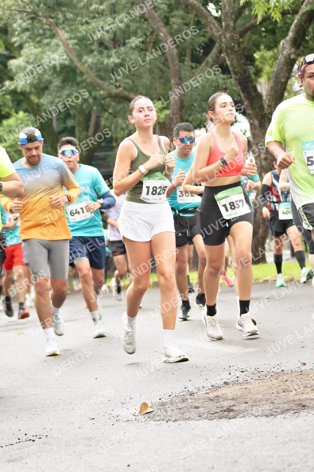 Foto del MEDIO MARATÓN ATLAS en Av. Patria, frente al Parque El Polvorín, Zapopan a las 08:34 · dorsal 1826, 1857, 641, 5