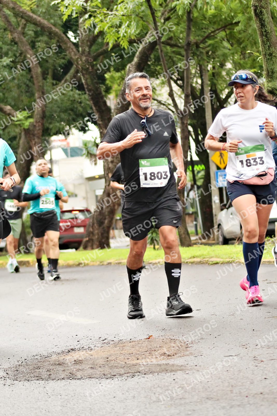 Foto del MEDIO MARATÓN ATLAS en Av. Patria, frente al Parque El Polvorín, Zapopan a las 08:43 · dorsal 1833, 1803, 2505