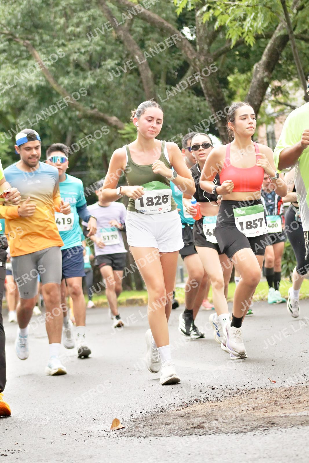 Foto del MEDIO MARATÓN ATLAS en Av. Patria, frente al Parque El Polvorín, Zapopan a las 08:34 · dorsal 1826, 1857, 419, 400