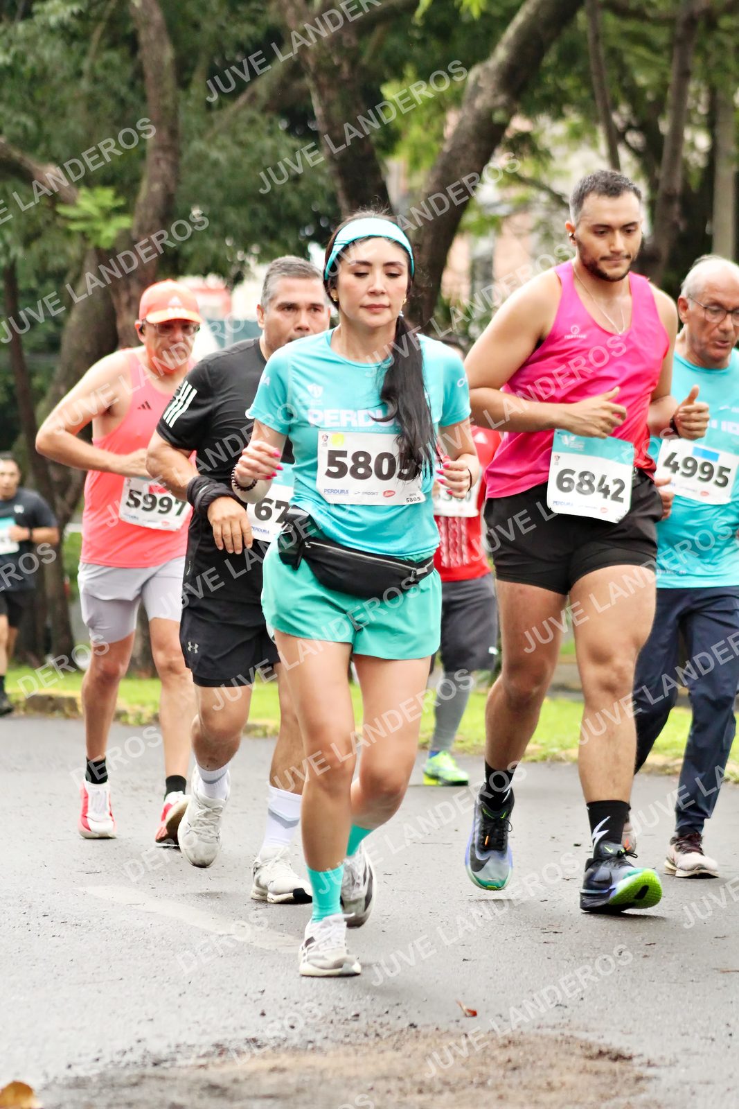 Foto del MEDIO MARATÓN ATLAS en Av. Patria, frente al Parque El Polvorín, Zapopan a las 08:35 · dorsal 6842, 4995, 5805, 5997