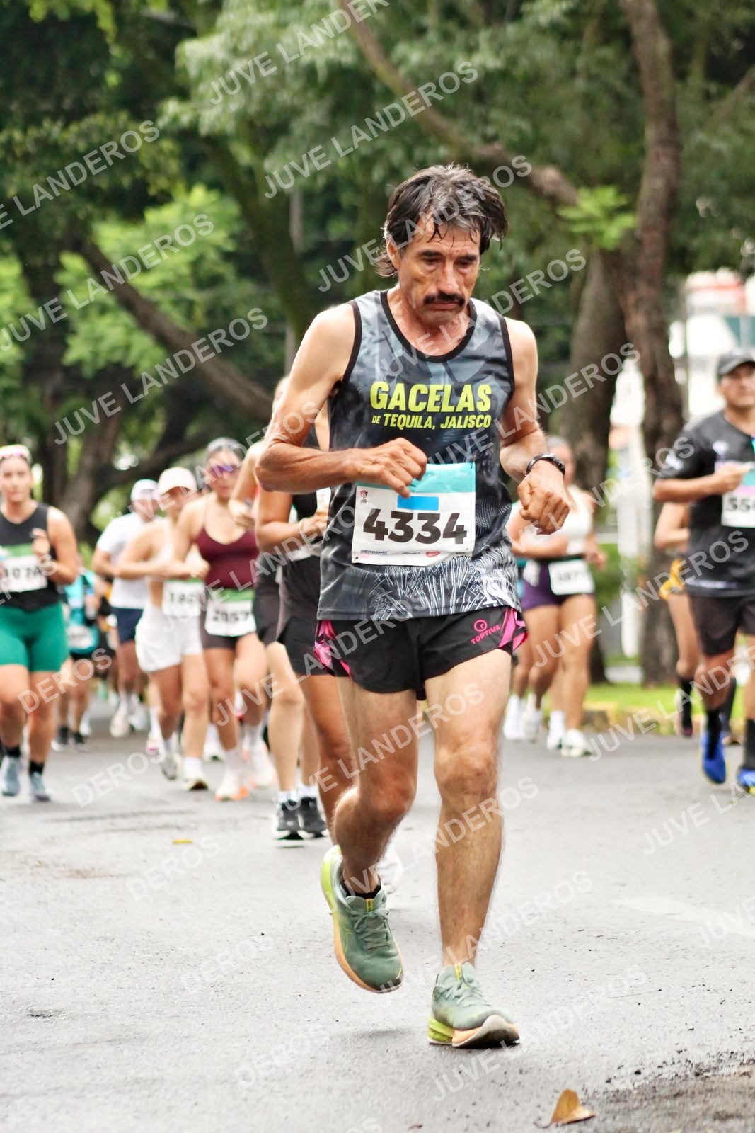 Foto del MEDIO MARATÓN ATLAS en Av. Patria, frente al Parque El Polvorín, Zapopan a las 08:33 · dorsal 4334, 55