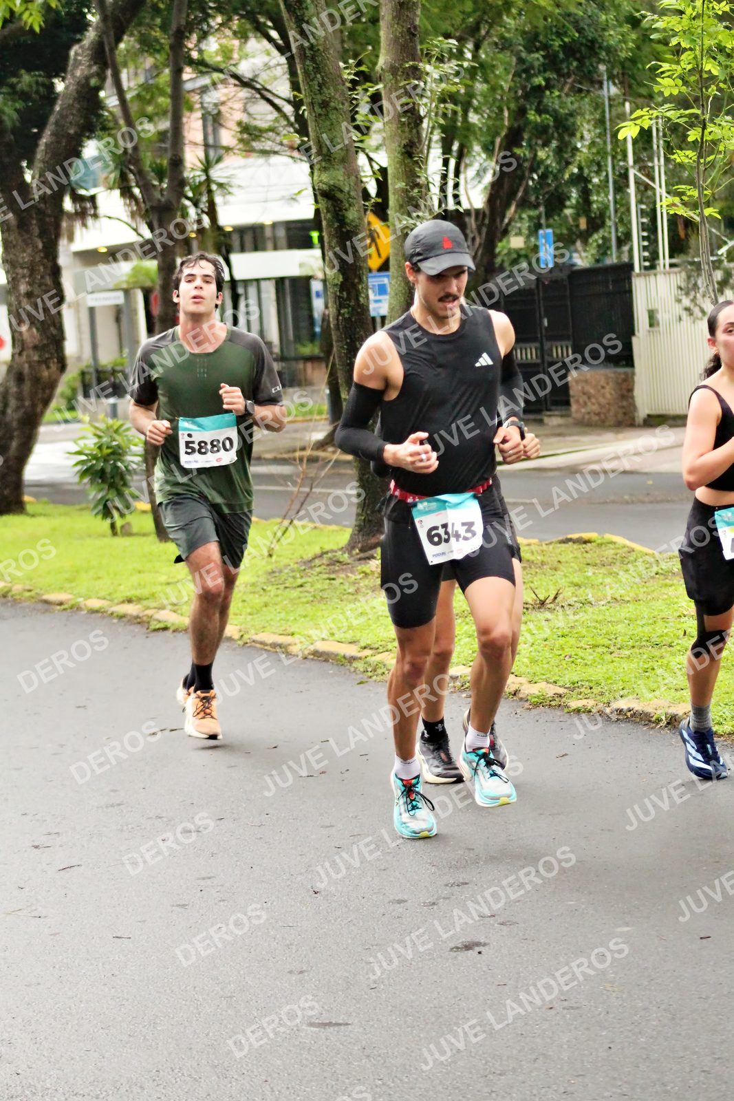 Foto del MEDIO MARATÓN ATLAS en Av. Patria, frente al Parque El Polvorín, Zapopan a las 08:12 · dorsal 5880, 6343