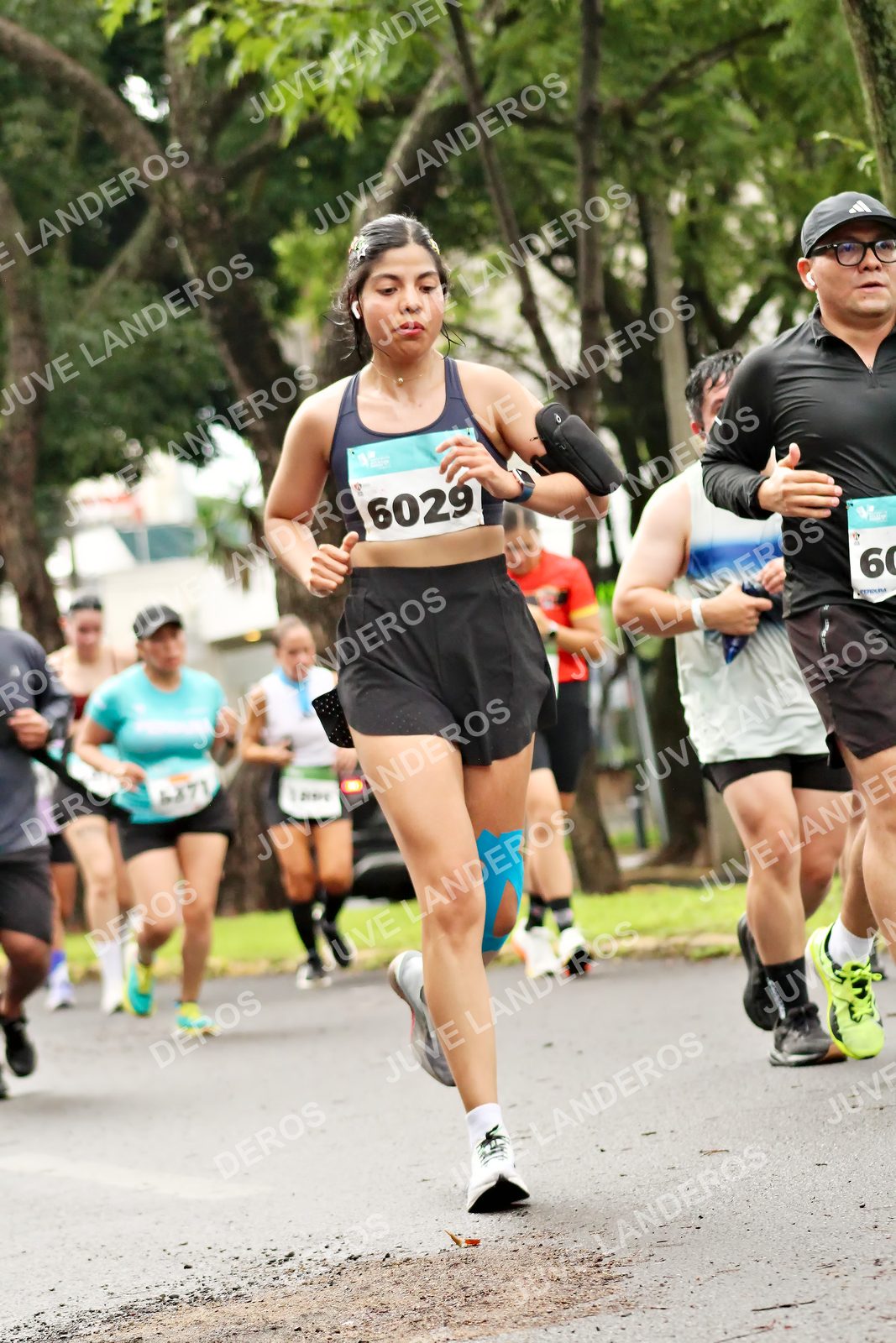Foto del MEDIO MARATÓN ATLAS en Av. Patria, frente al Parque El Polvorín, Zapopan a las 08:37 · dorsal 6029, 6871