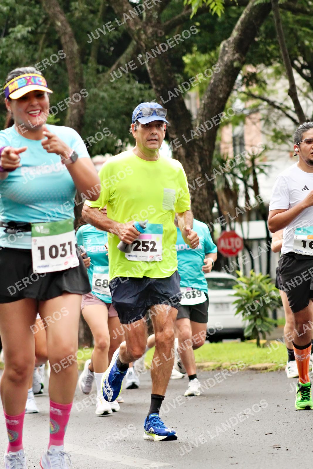 Foto del MEDIO MARATÓN ATLAS en Av. Patria, frente al Parque El Polvorín, Zapopan a las 08:26 · dorsal 252, 1031, 68, 16