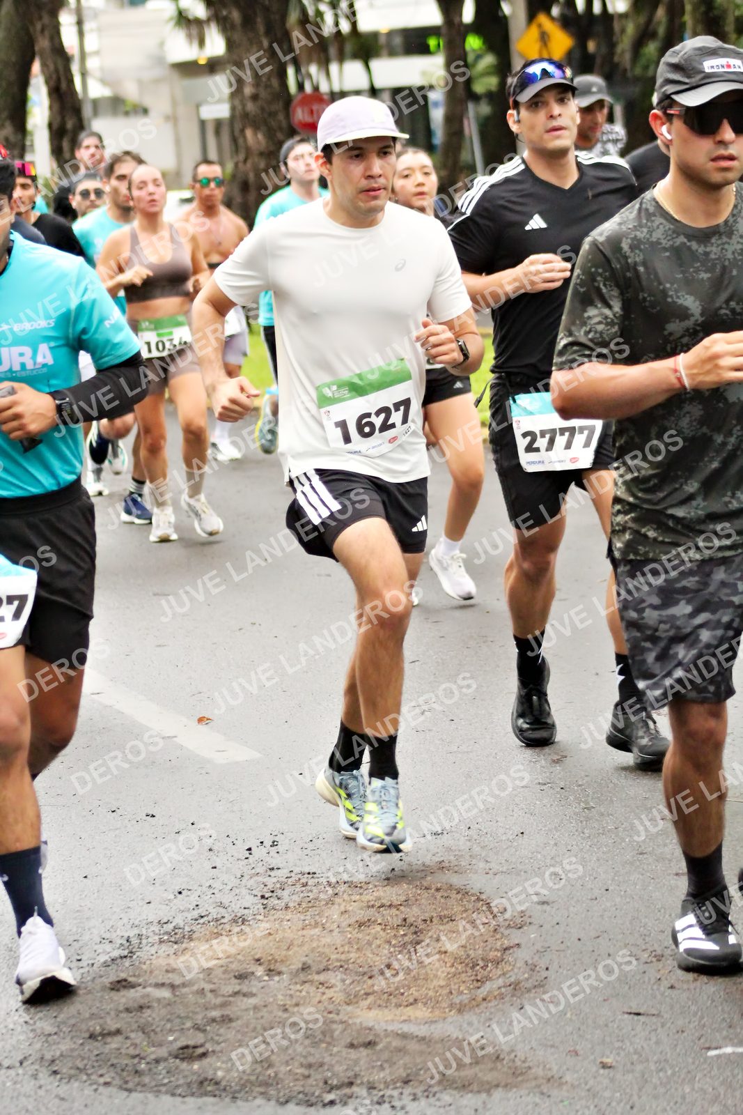 Foto del MEDIO MARATÓN ATLAS en Av. Patria, frente al Parque El Polvorín, Zapopan a las 08:21 · dorsal 2777, 1627, 1034, 7