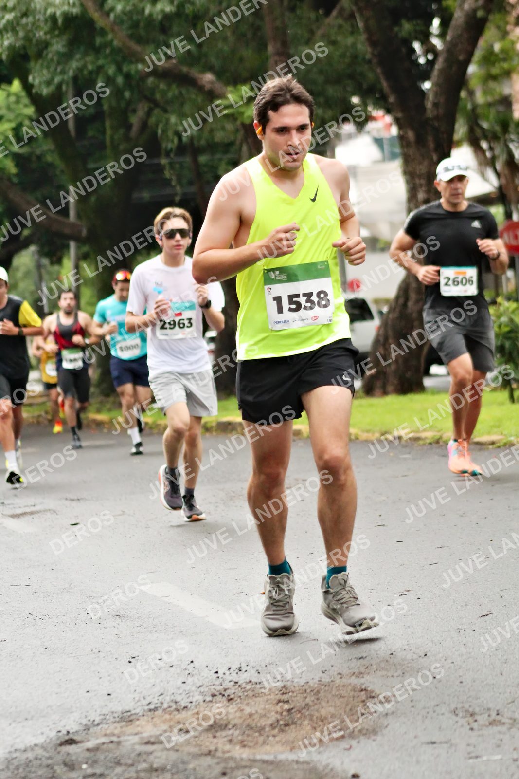 Foto del MEDIO MARATÓN ATLAS en Av. Patria, frente al Parque El Polvorín, Zapopan a las 08:16 · dorsal 1538, 2606, 2963