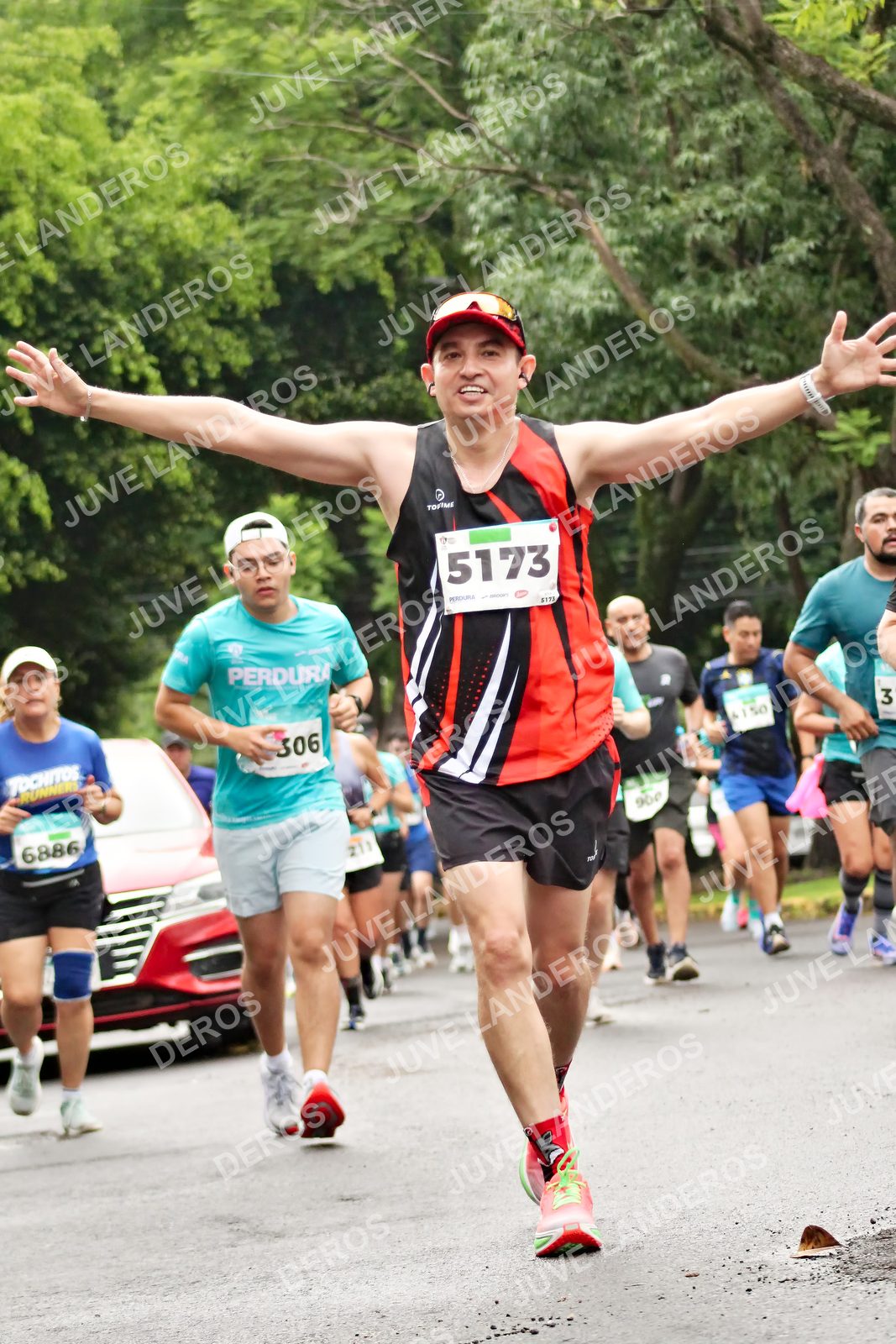 Foto del MEDIO MARATÓN ATLAS en Av. Patria, frente al Parque El Polvorín, Zapopan a las 08:32 · dorsal 5173, 6886, 306, 3