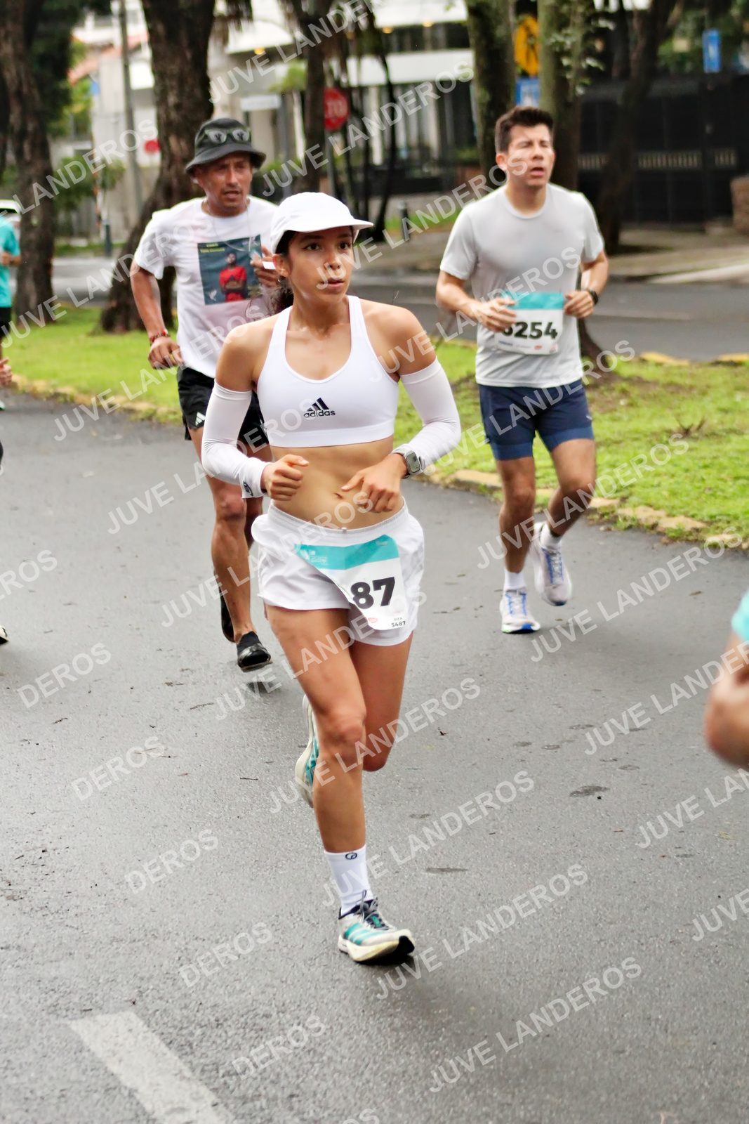 Foto del MEDIO MARATÓN ATLAS en Av. Patria, frente al Parque El Polvorín, Zapopan a las 08:12 · dorsal 87, 5487, 254
