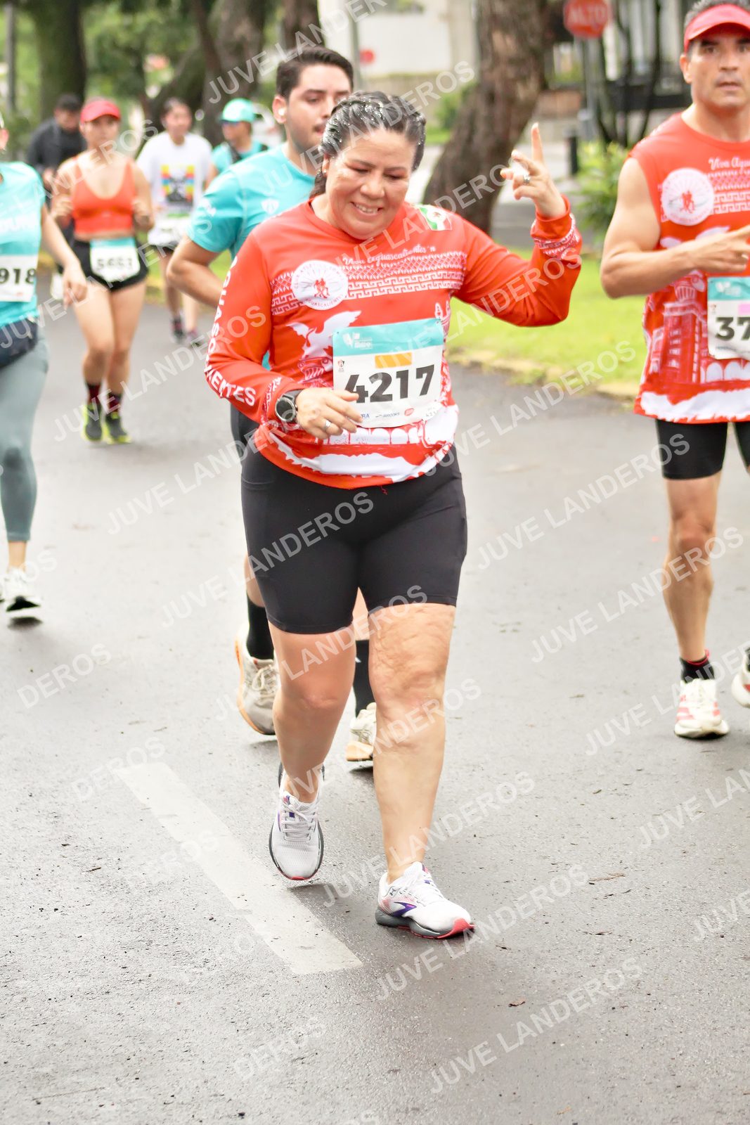 Foto del MEDIO MARATÓN ATLAS en Av. Patria, frente al Parque El Polvorín, Zapopan a las 08:52 · dorsal 4217, 918, 37