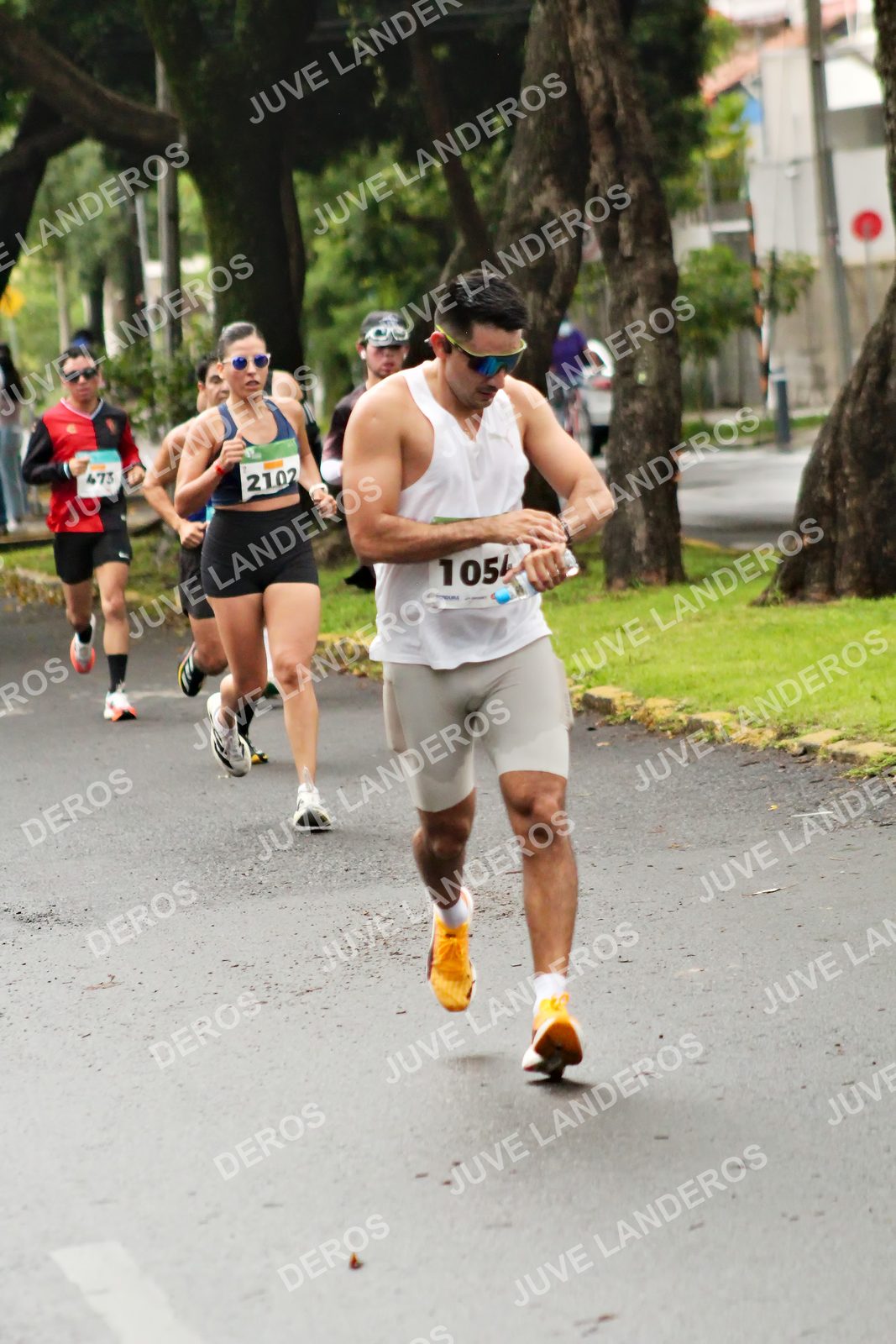 Foto del MEDIO MARATÓN ATLAS en Av. Patria, frente al Parque El Polvorín, Zapopan a las 08:08 · dorsal 473, 2102, 1056