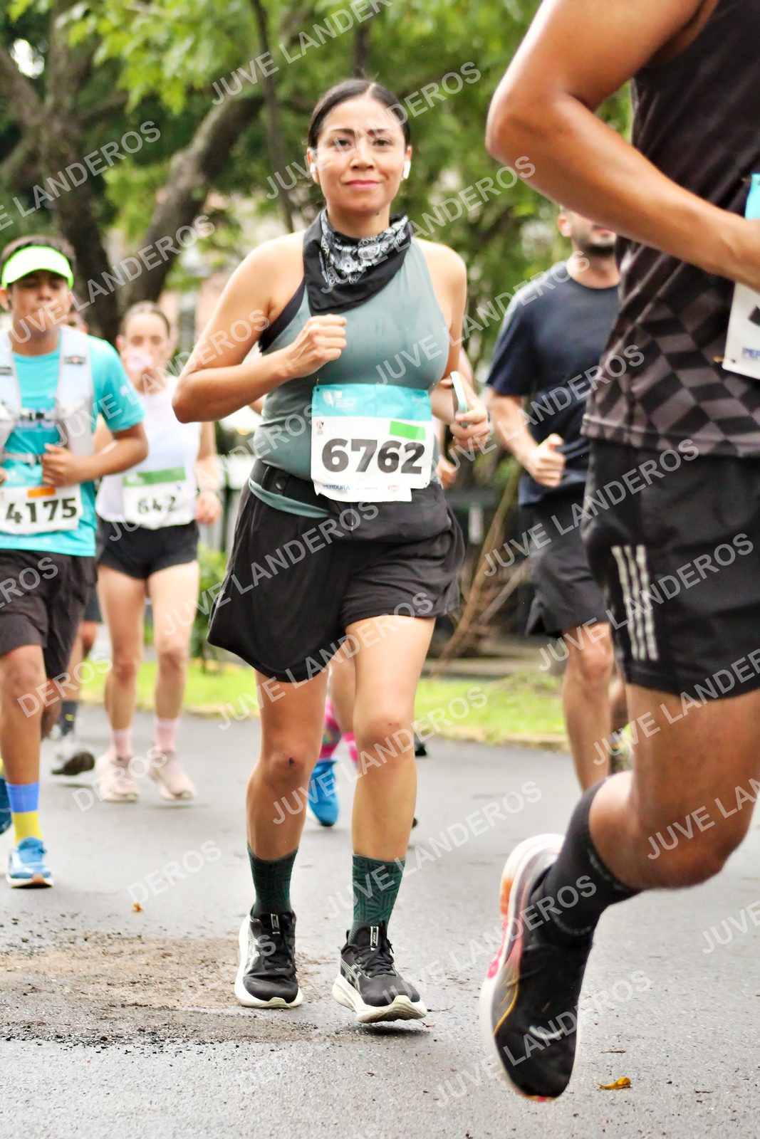 Foto del MEDIO MARATÓN ATLAS en Av. Patria, frente al Parque El Polvorín, Zapopan a las 08:27 · dorsal 6762, 4175, 642