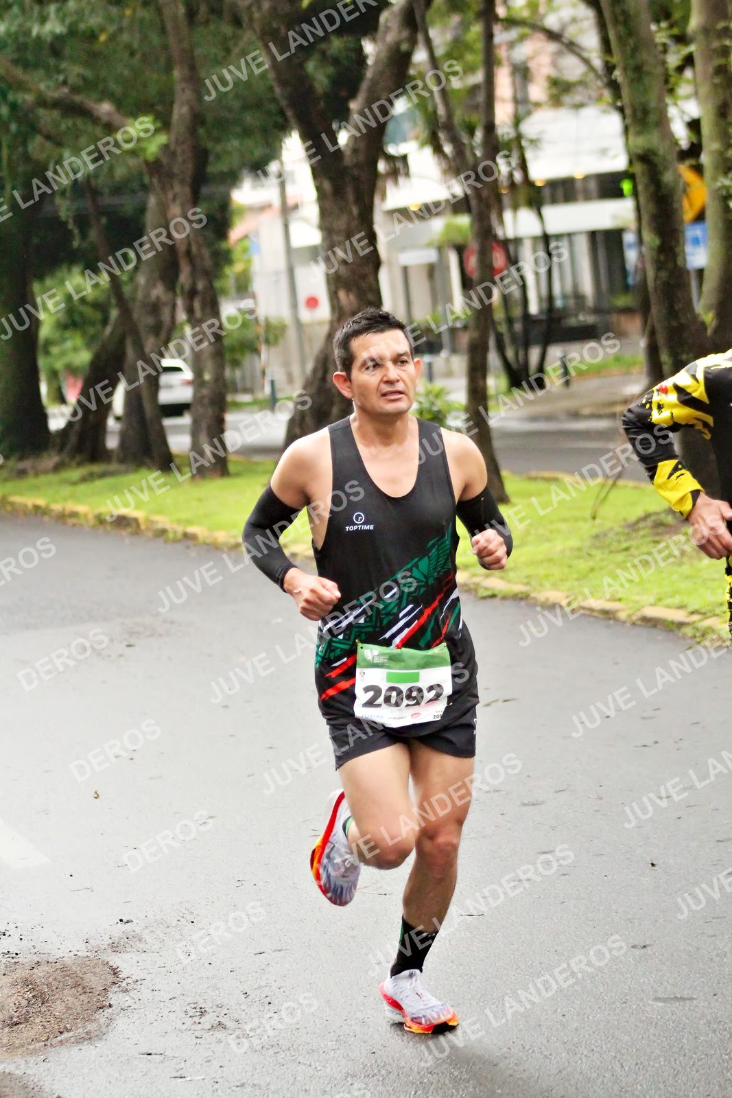 Foto del MEDIO MARATÓN ATLAS en Av. Patria, frente al Parque El Polvorín, Zapopan a las 08:04 · dorsal 2092