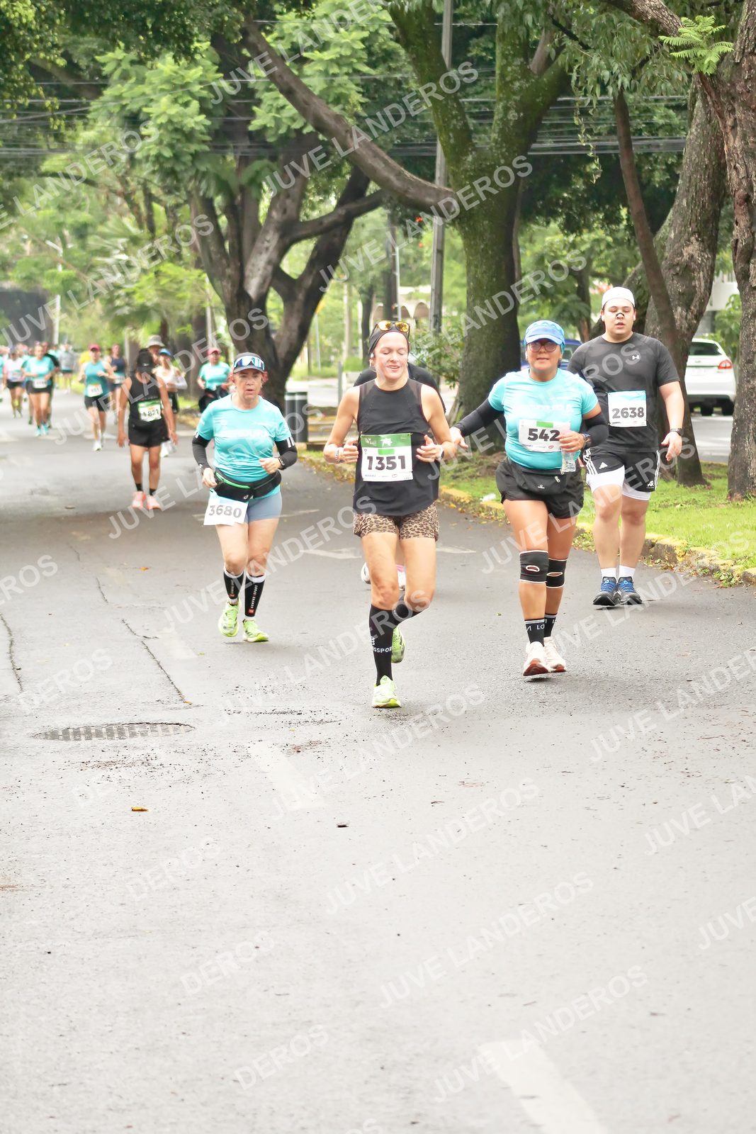 Foto del MEDIO MARATÓN ATLAS en Av. Patria, frente al Parque El Polvorín, Zapopan a las 08:55 · dorsal 1351, 542, 2638, 3680