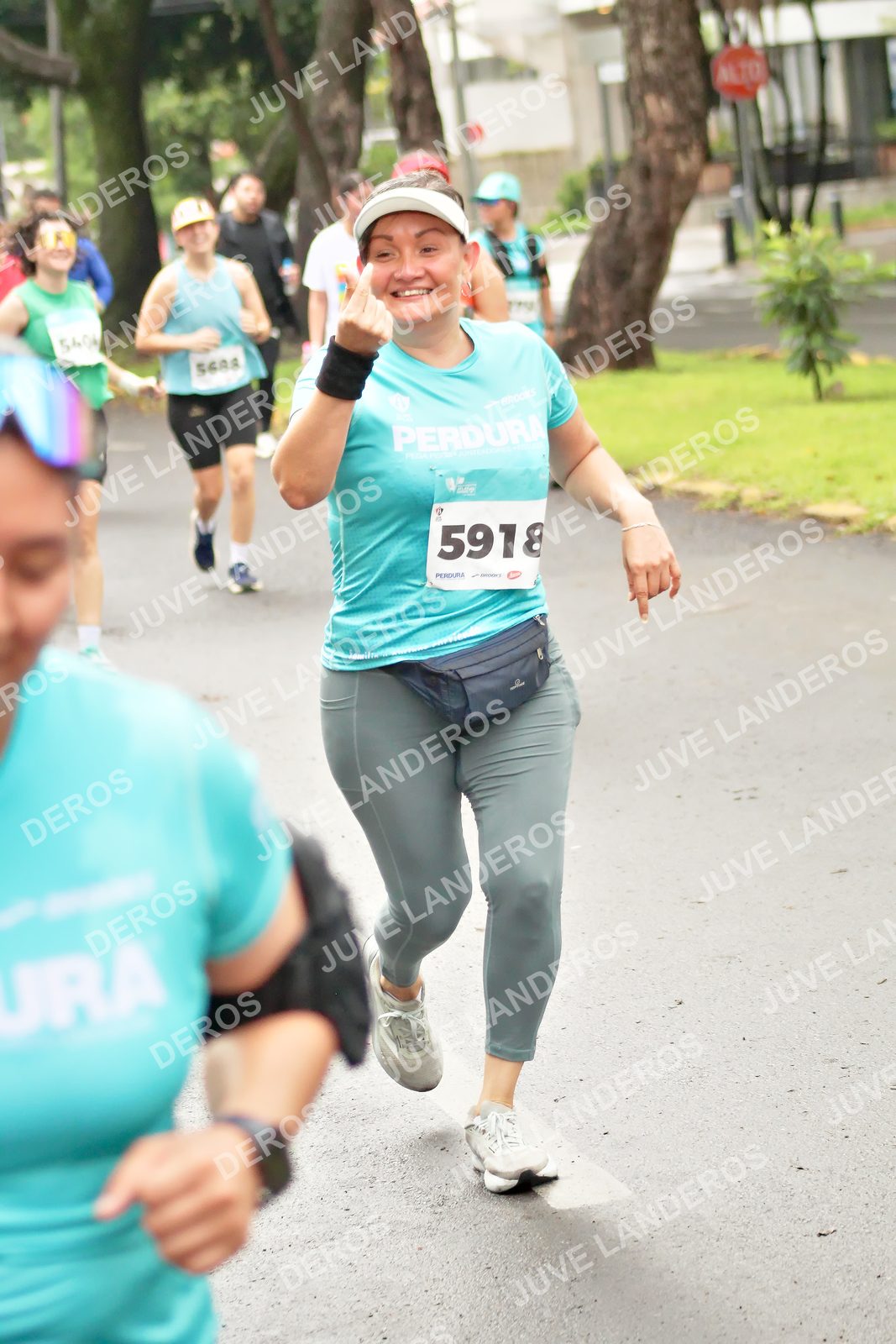 Foto del MEDIO MARATÓN ATLAS en Av. Patria, frente al Parque El Polvorín, Zapopan a las 08:52 · dorsal 5918, 5688, 5404