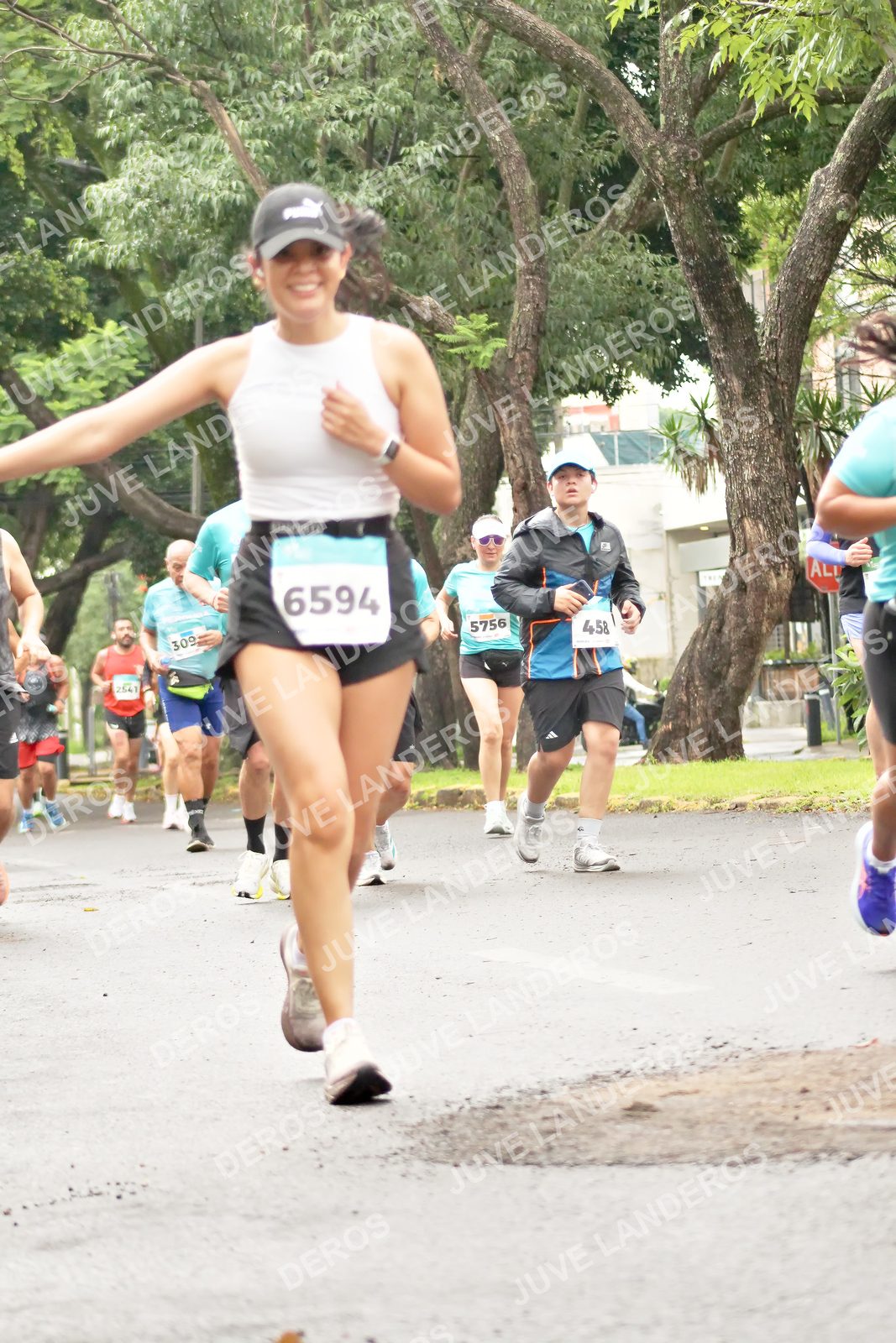 Foto del MEDIO MARATÓN ATLAS en Av. Patria, frente al Parque El Polvorín, Zapopan a las 08:47 · dorsal 6594, 458, 5756, 2541
