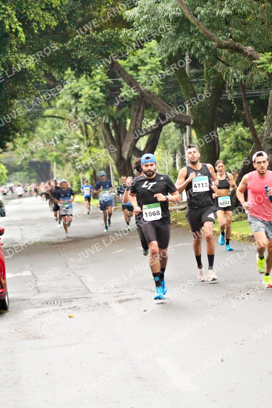 Foto del MEDIO MARATÓN ATLAS en Av. Patria, frente al Parque El Polvorín, Zapopan a las 08:06 · dorsal 1068, 4113, 4932