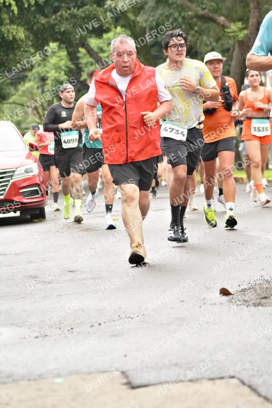 Foto del MEDIO MARATÓN ATLAS en Av. Patria, frente al Parque El Polvorín, Zapopan a las 08:32 · dorsal 3535, 4099, 4734, 50