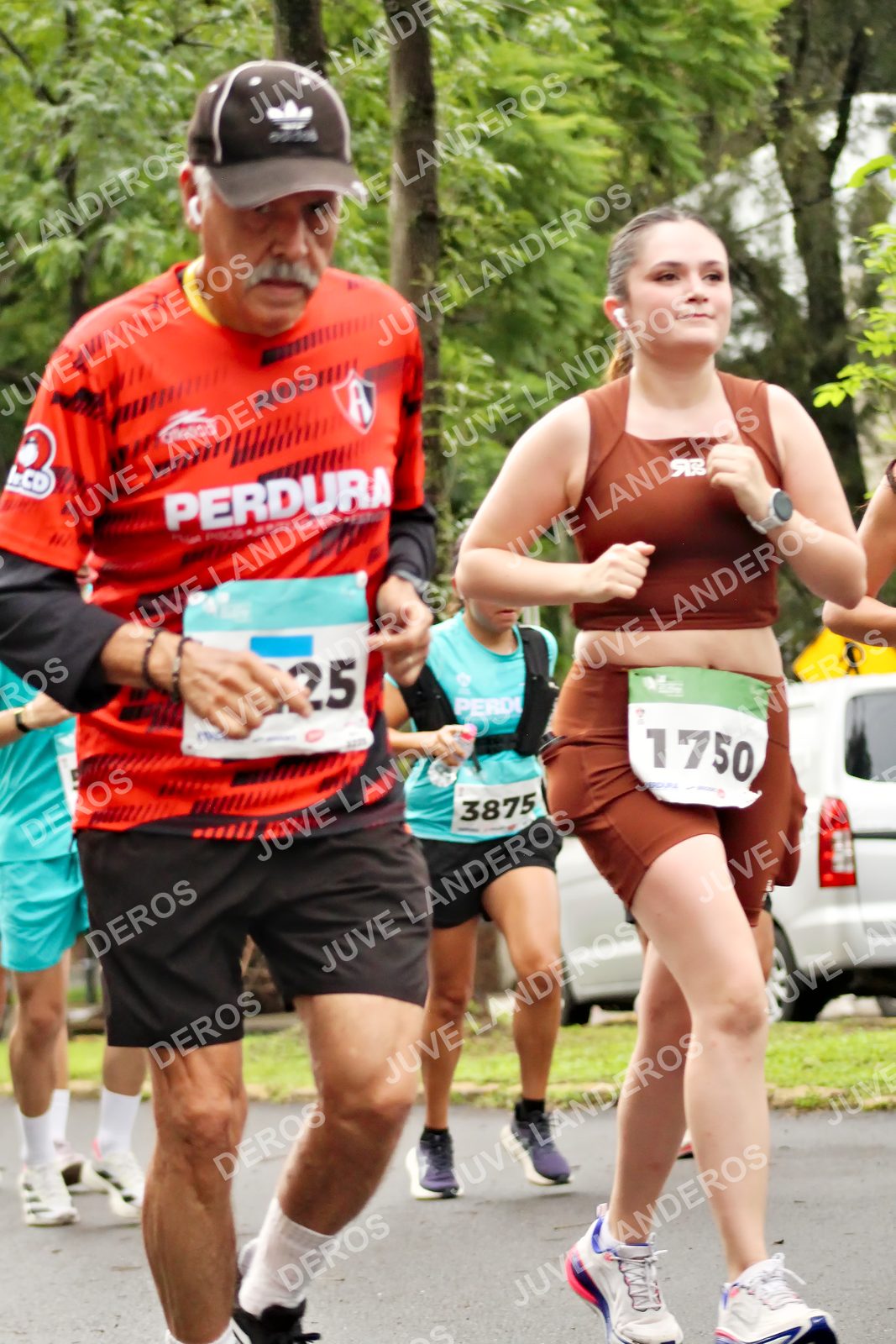 Foto del MEDIO MARATÓN ATLAS en Av. Patria, frente al Parque El Polvorín, Zapopan a las 08:33 · dorsal 1750, 3875, 25