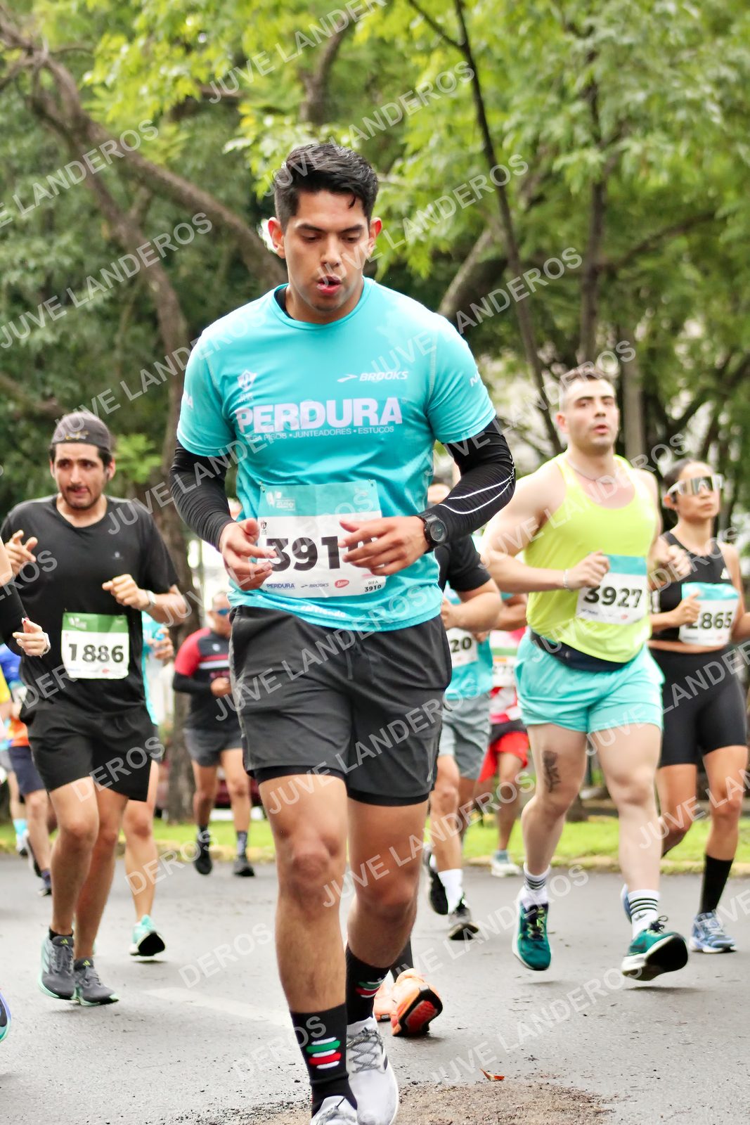 Foto del MEDIO MARATÓN ATLAS en Av. Patria, frente al Parque El Polvorín, Zapopan a las 08:38 · dorsal 391, 3927, 1886, 20