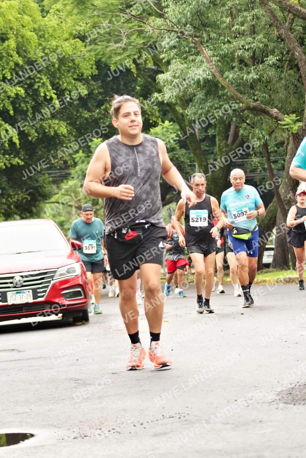 Foto del MEDIO MARATÓN ATLAS en Av. Patria, frente al Parque El Polvorín, Zapopan a las 08:47 · dorsal 5219, 3577, 3093