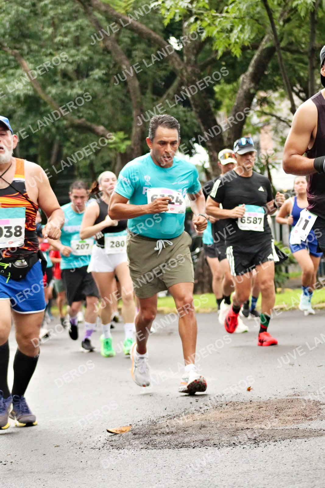 Foto del MEDIO MARATÓN ATLAS en Av. Patria, frente al Parque El Polvorín, Zapopan a las 08:27 · dorsal 38, 280, 6587, 207