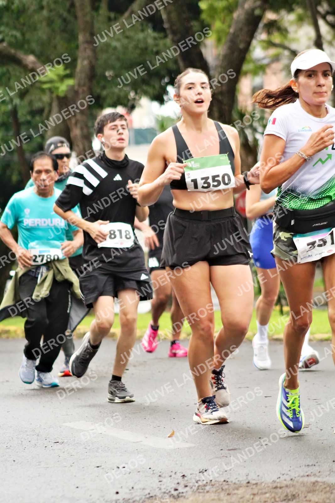 Foto del MEDIO MARATÓN ATLAS en Av. Patria, frente al Parque El Polvorín, Zapopan a las 08:23 · dorsal 818, 1350, 2780, 331