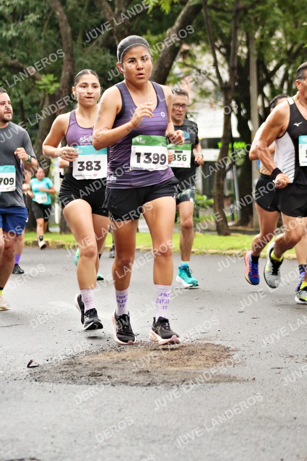 Foto del MEDIO MARATÓN ATLAS en Av. Patria, frente al Parque El Polvorín, Zapopan a las 08:23 · dorsal 383, 1399, 709, 356