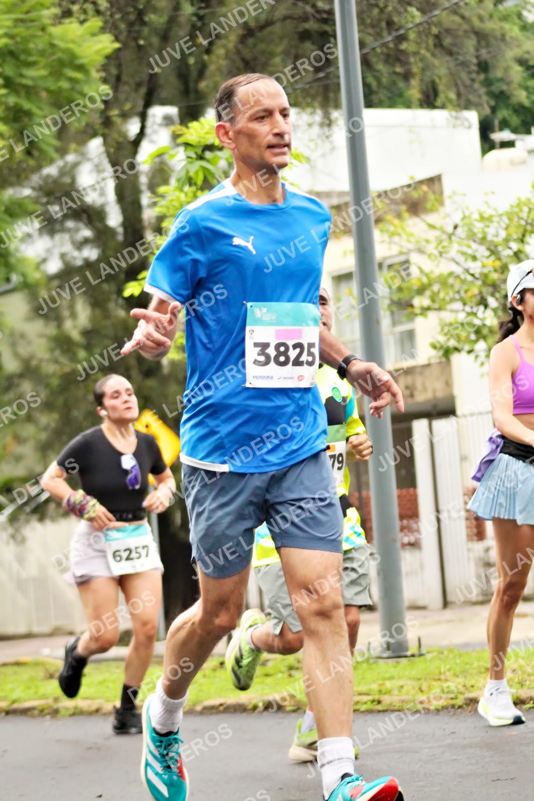 Foto del MEDIO MARATÓN ATLAS en Av. Patria, frente al Parque El Polvorín, Zapopan a las 08:22 · dorsal 3825, 6257, 79