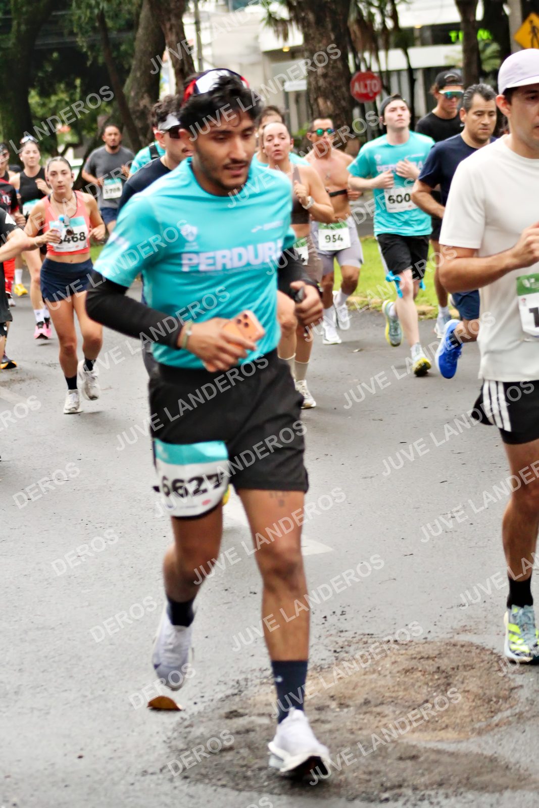 Foto del MEDIO MARATÓN ATLAS en Av. Patria, frente al Parque El Polvorín, Zapopan a las 08:21 · dorsal 600, 954, 6627, 1