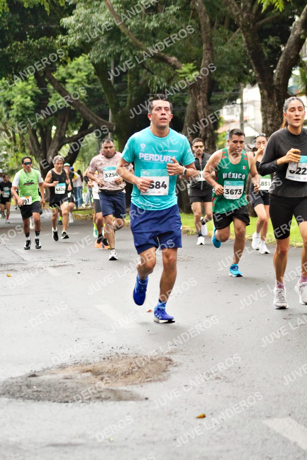 Foto del MEDIO MARATÓN ATLAS en Av. Patria, frente al Parque El Polvorín, Zapopan a las 08:13 · dorsal 3673, 851, 4826, 3254