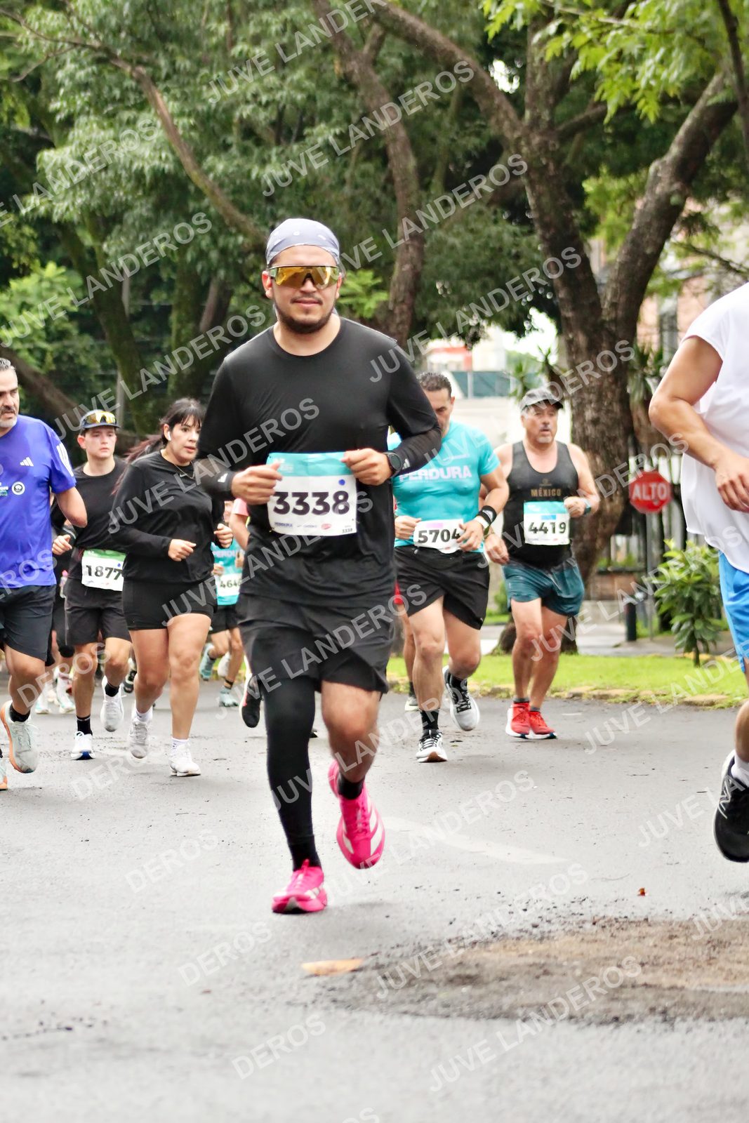 Foto del MEDIO MARATÓN ATLAS en Av. Patria, frente al Parque El Polvorín, Zapopan a las 08:27 · dorsal 3338, 5704, 1877, 4419
