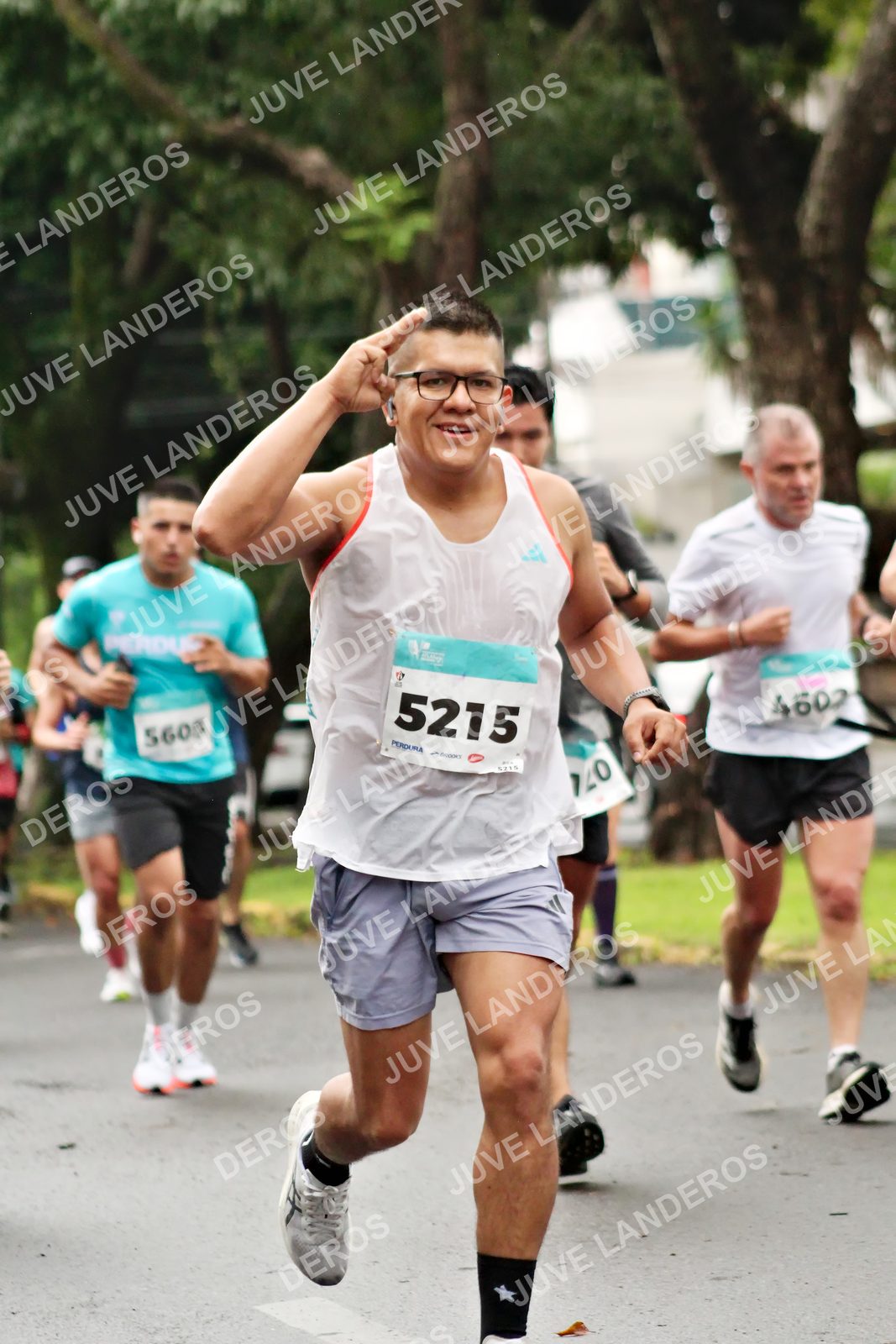 Foto del MEDIO MARATÓN ATLAS en Av. Patria, frente al Parque El Polvorín, Zapopan a las 08:18 · dorsal 5215, 5605, 4602