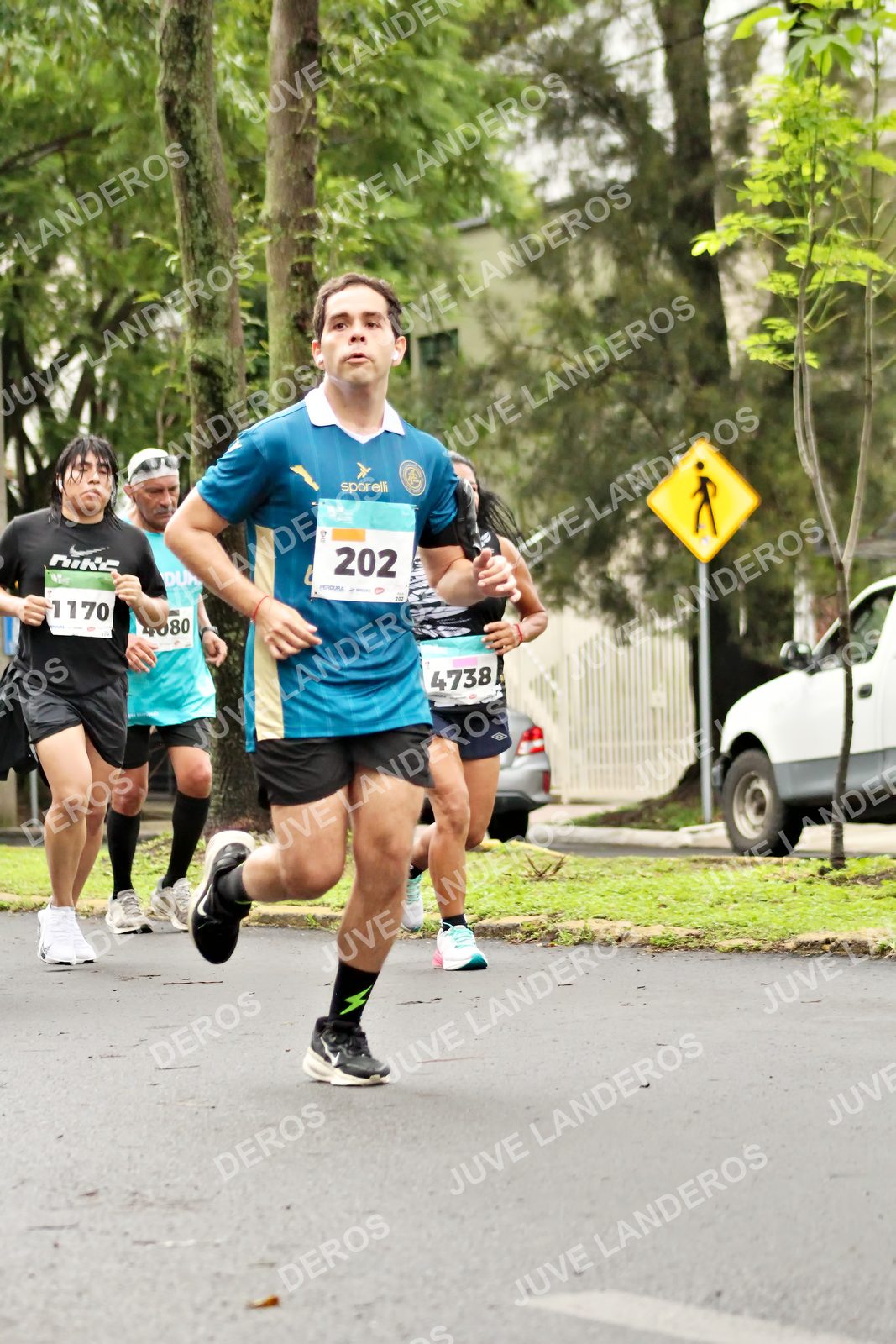 Foto del MEDIO MARATÓN ATLAS en Av. Patria, frente al Parque El Polvorín, Zapopan a las 08:32 · dorsal 202, 1170, 4738, 4080