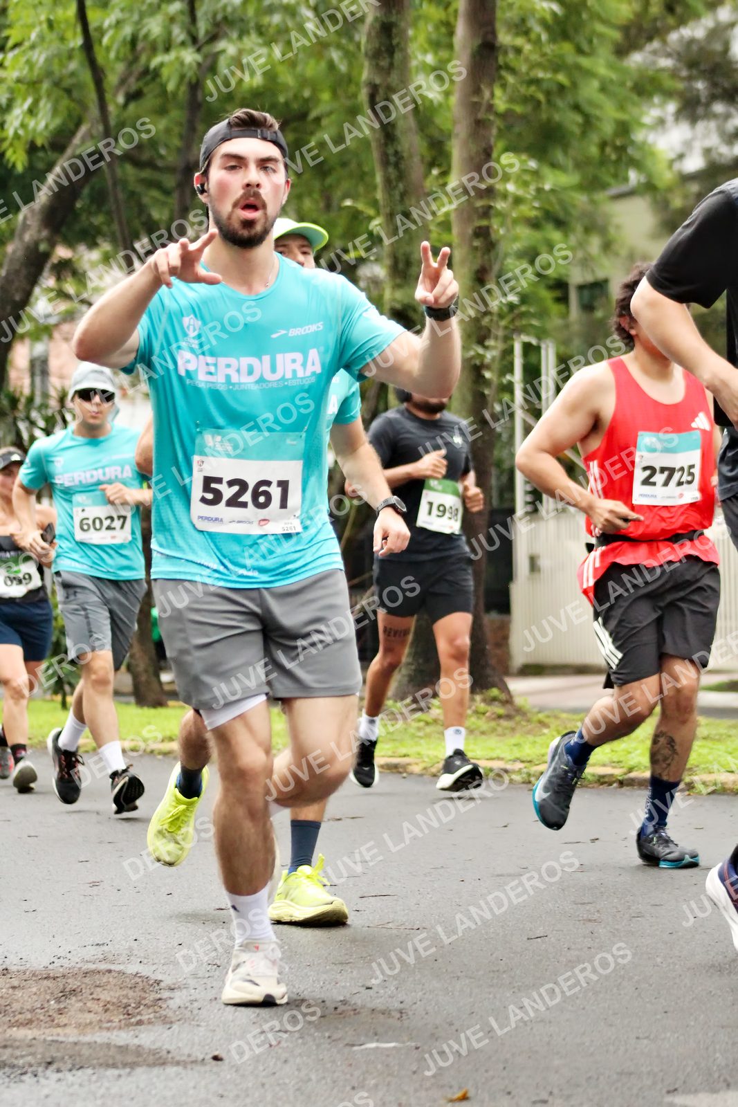 Foto del MEDIO MARATÓN ATLAS en Av. Patria, frente al Parque El Polvorín, Zapopan a las 08:24 · dorsal 5261, 2725, 6027, 1998