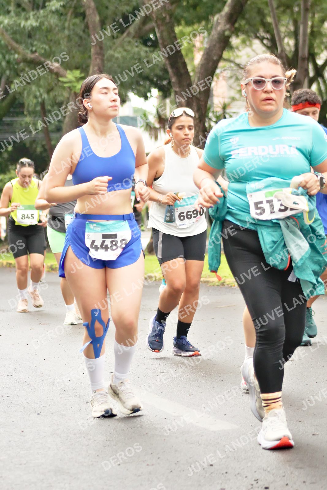 Foto del MEDIO MARATÓN ATLAS en Av. Patria, frente al Parque El Polvorín, Zapopan a las 08:53 · dorsal 845, 4488, 6690