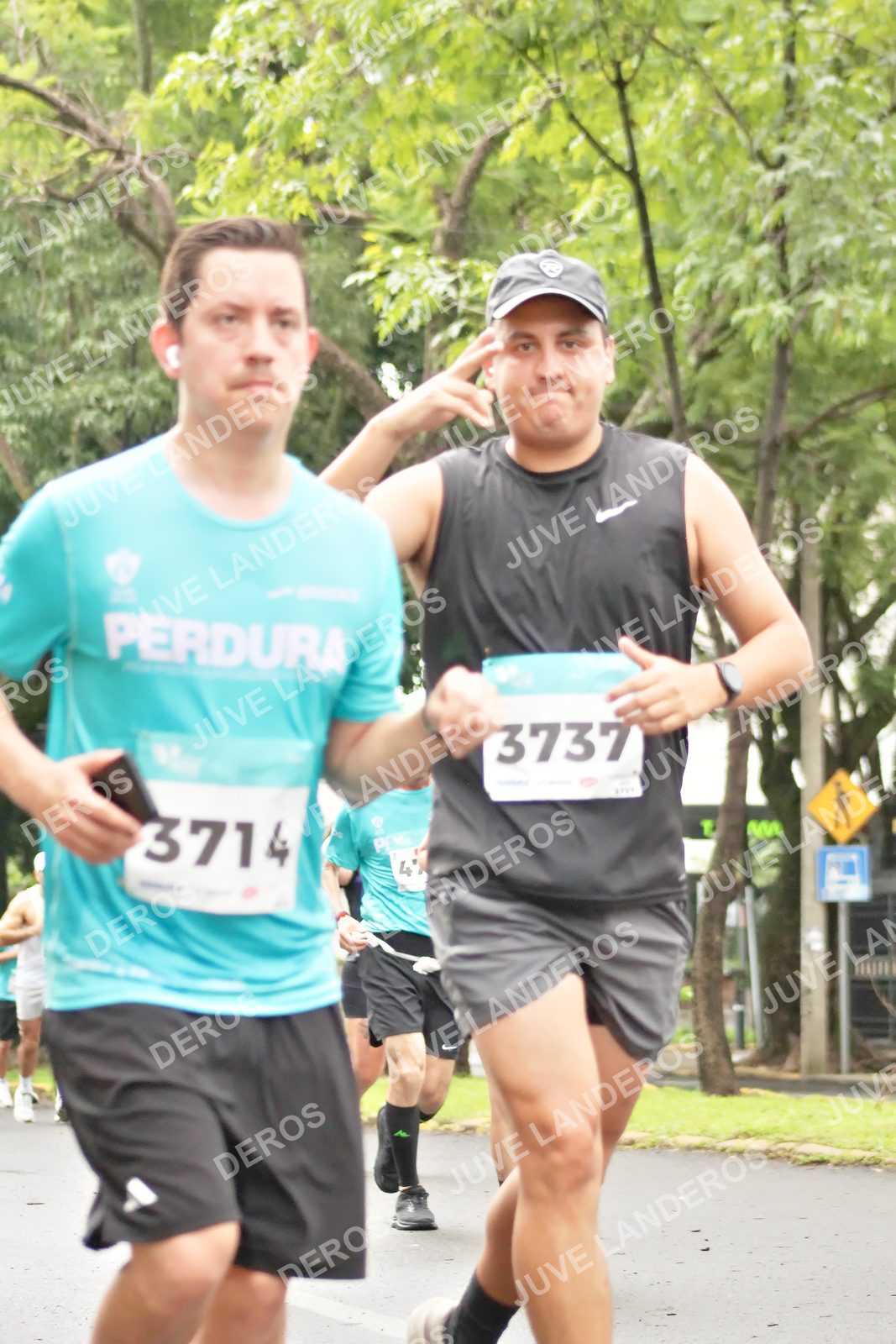 Foto del MEDIO MARATÓN ATLAS en Av. Patria, frente al Parque El Polvorín, Zapopan a las 08:41 · dorsal 3737, 3714