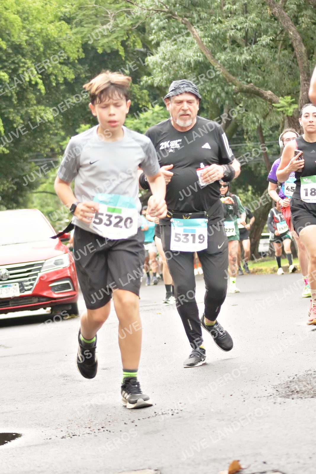 Foto del MEDIO MARATÓN ATLAS en Av. Patria, frente al Parque El Polvorín, Zapopan a las 08:44 · dorsal 5319, 5320, 18, 227