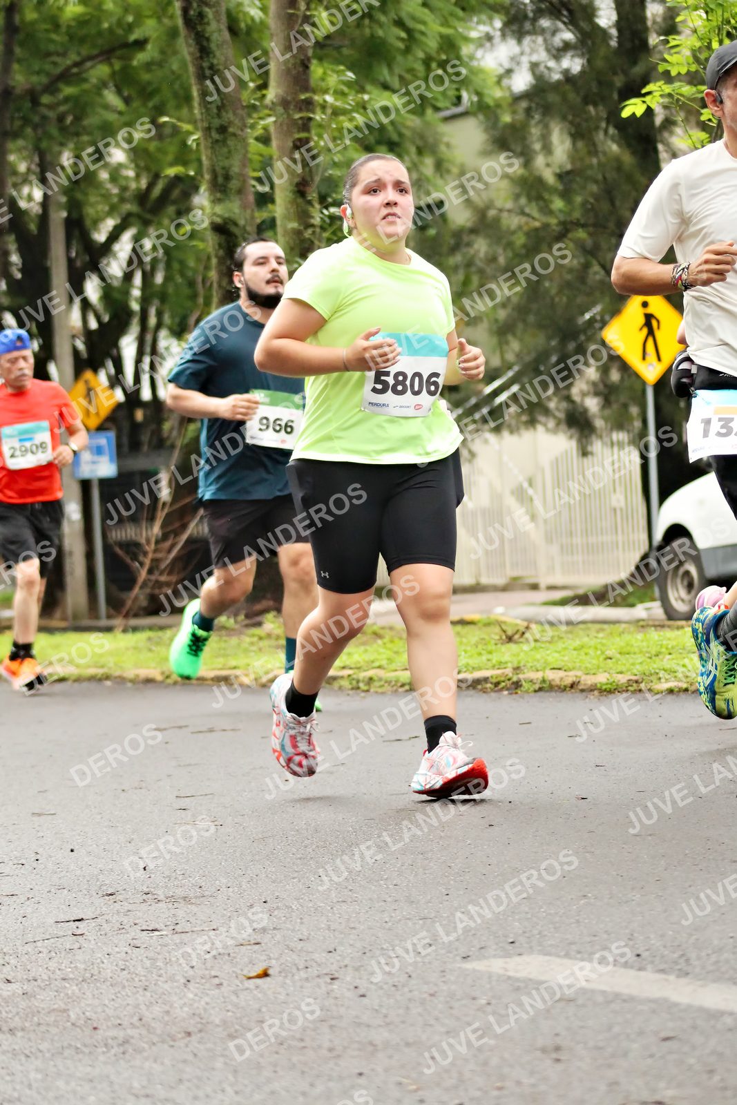 Foto del MEDIO MARATÓN ATLAS en Av. Patria, frente al Parque El Polvorín, Zapopan a las 08:34 · dorsal 5806, 966, 13, 2909