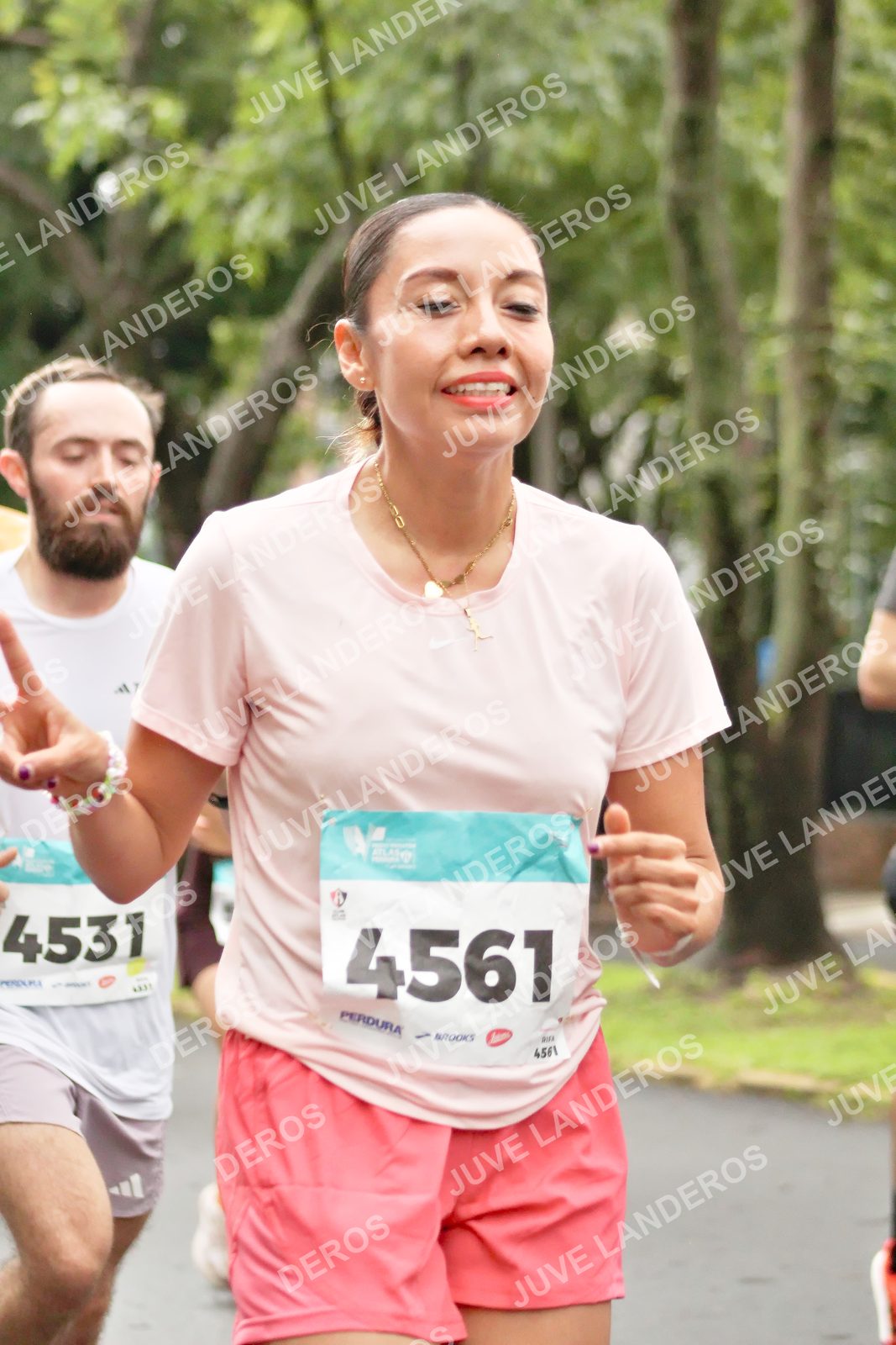 Foto del MEDIO MARATÓN ATLAS en Av. Patria, frente al Parque El Polvorín, Zapopan a las 08:19 · dorsal 4561, 4531