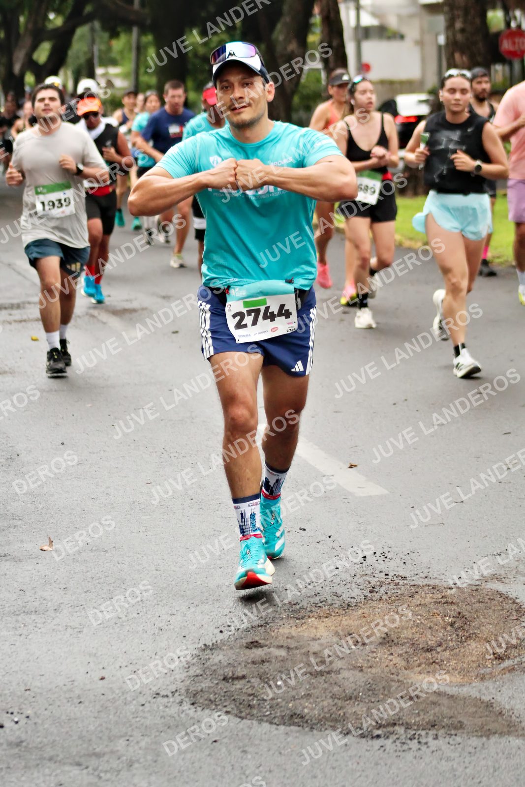 Foto del MEDIO MARATÓN ATLAS en Av. Patria, frente al Parque El Polvorín, Zapopan a las 08:19 · dorsal 2744, 1939, 689