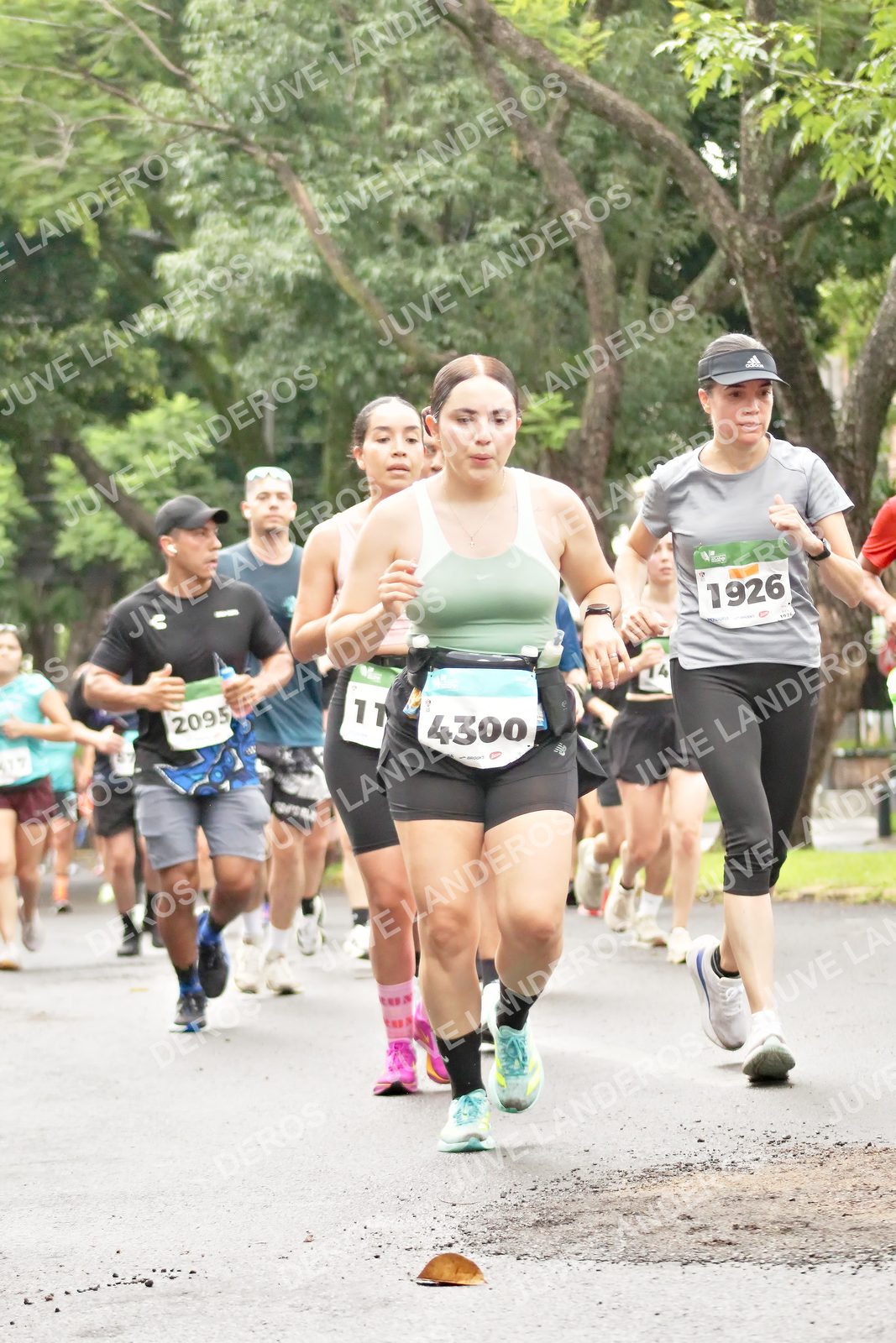 Foto del MEDIO MARATÓN ATLAS en Av. Patria, frente al Parque El Polvorín, Zapopan a las 08:38 · dorsal 1926, 4300, 2095, 11