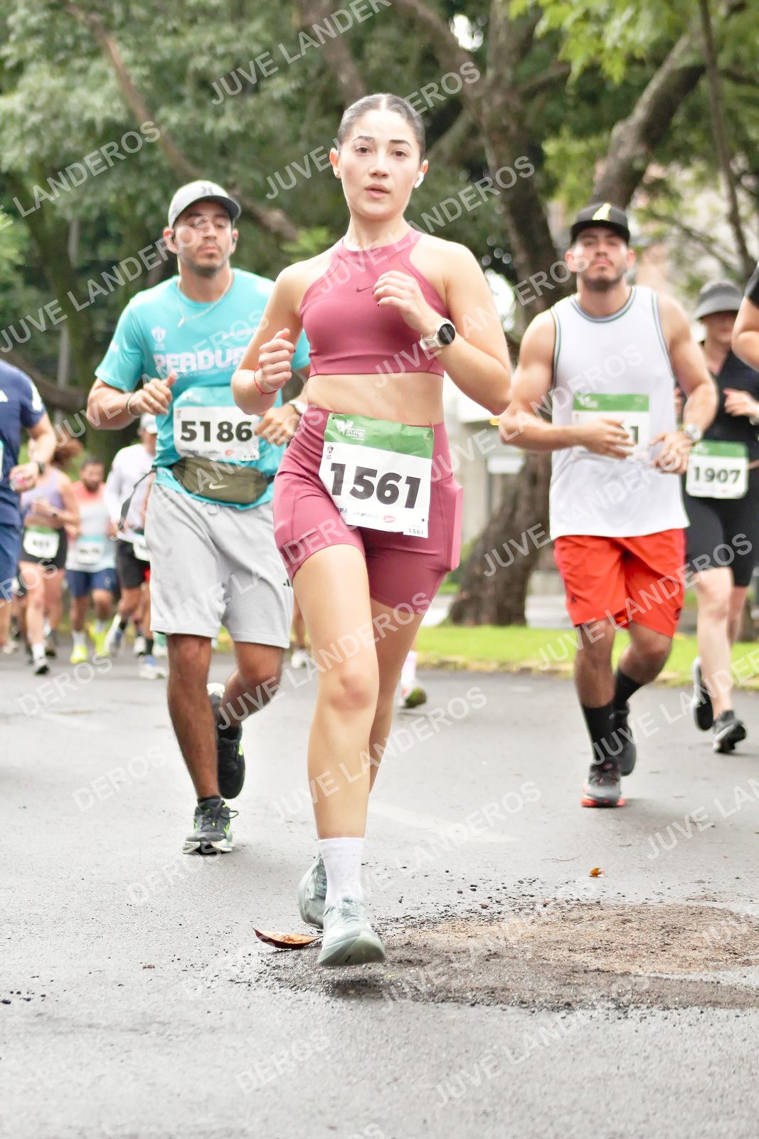 Foto del MEDIO MARATÓN ATLAS en Av. Patria, frente al Parque El Polvorín, Zapopan a las 08:27 · dorsal 5186, 1561, 1907