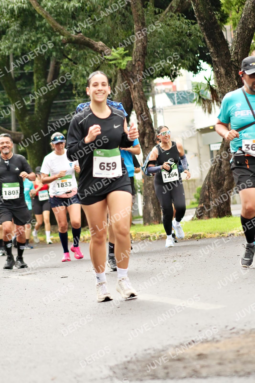 Foto del MEDIO MARATÓN ATLAS en Av. Patria, frente al Parque El Polvorín, Zapopan a las 08:43 · dorsal 659, 36, 1264, 1803