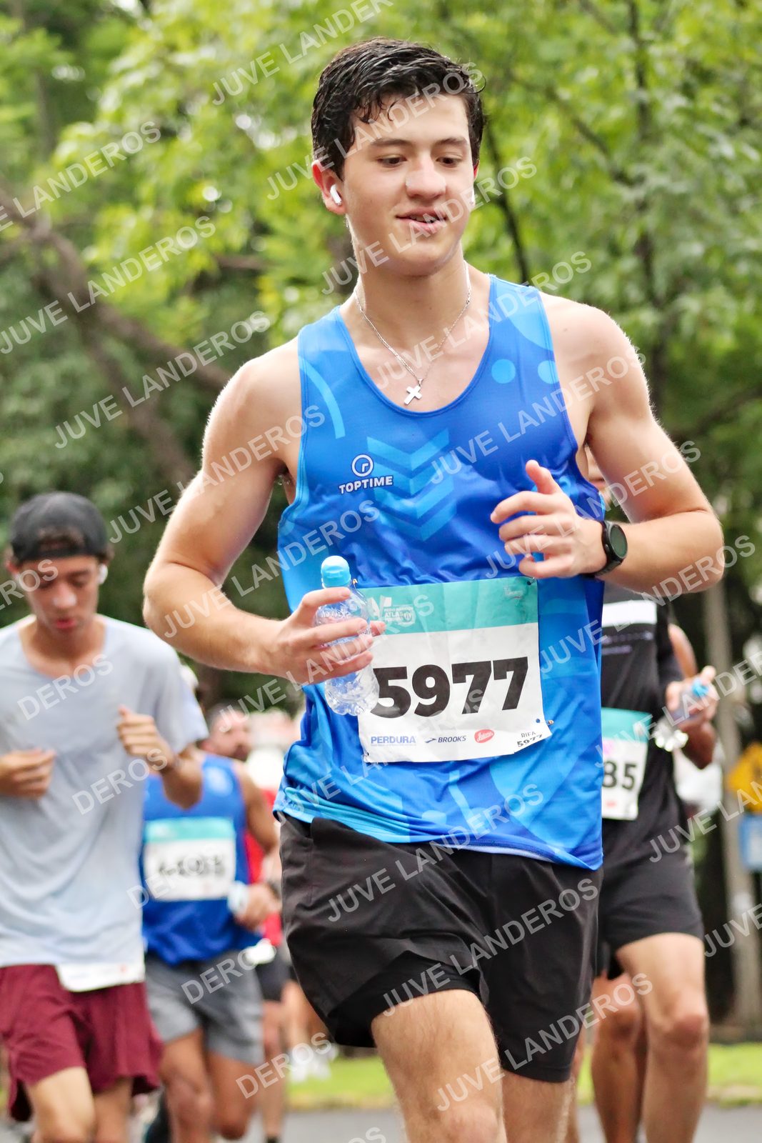 Foto del MEDIO MARATÓN ATLAS en Av. Patria, frente al Parque El Polvorín, Zapopan a las 08:22 · dorsal 5977, 85, 5077