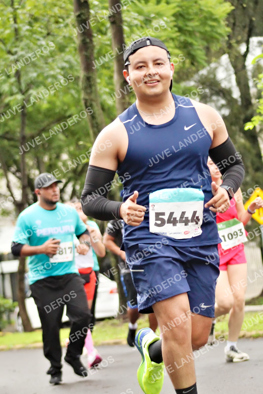 Foto del MEDIO MARATÓN ATLAS en Av. Patria, frente al Parque El Polvorín, Zapopan a las 08:36 · dorsal 5444, 1093, 817