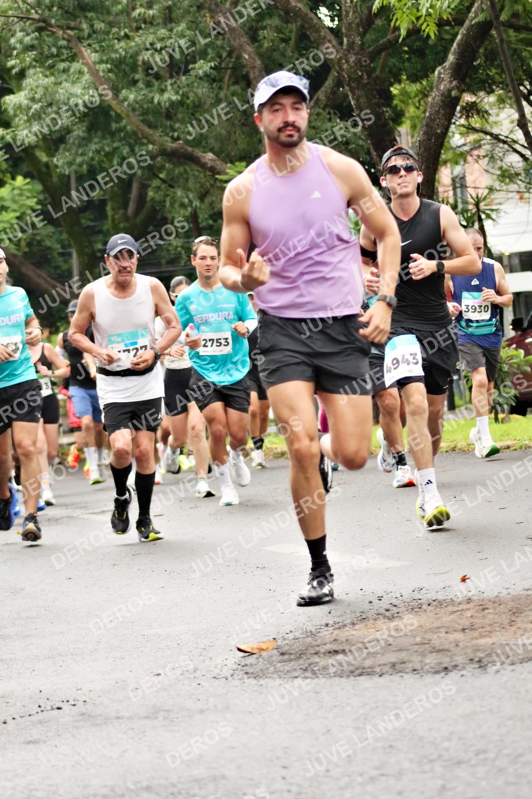 Foto del MEDIO MARATÓN ATLAS en Av. Patria, frente al Parque El Polvorín, Zapopan a las 08:26 · dorsal 3930, 4943, 2753, 3