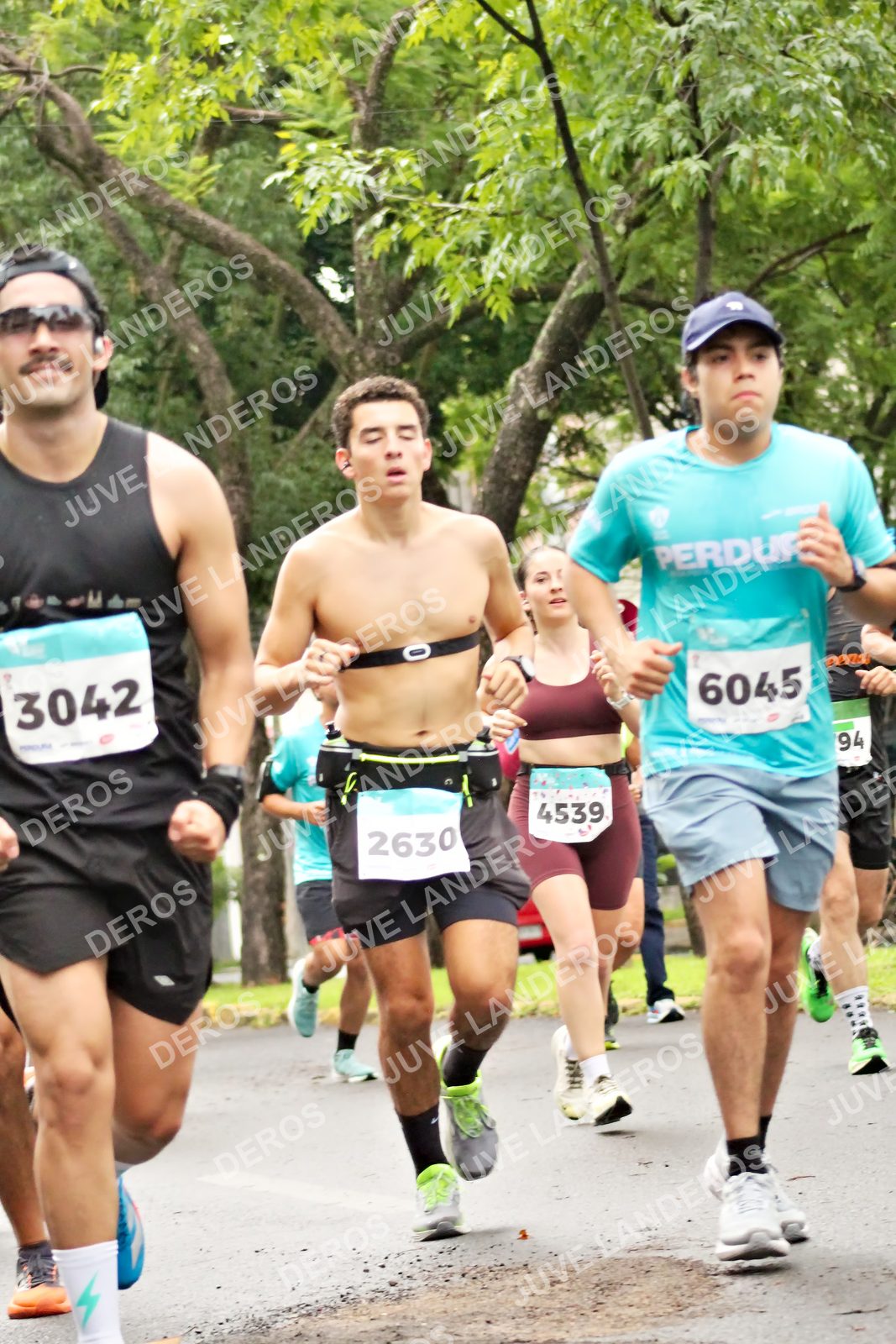 Foto del MEDIO MARATÓN ATLAS en Av. Patria, frente al Parque El Polvorín, Zapopan a las 08:28 · dorsal 3042, 4539, 6045, 2630