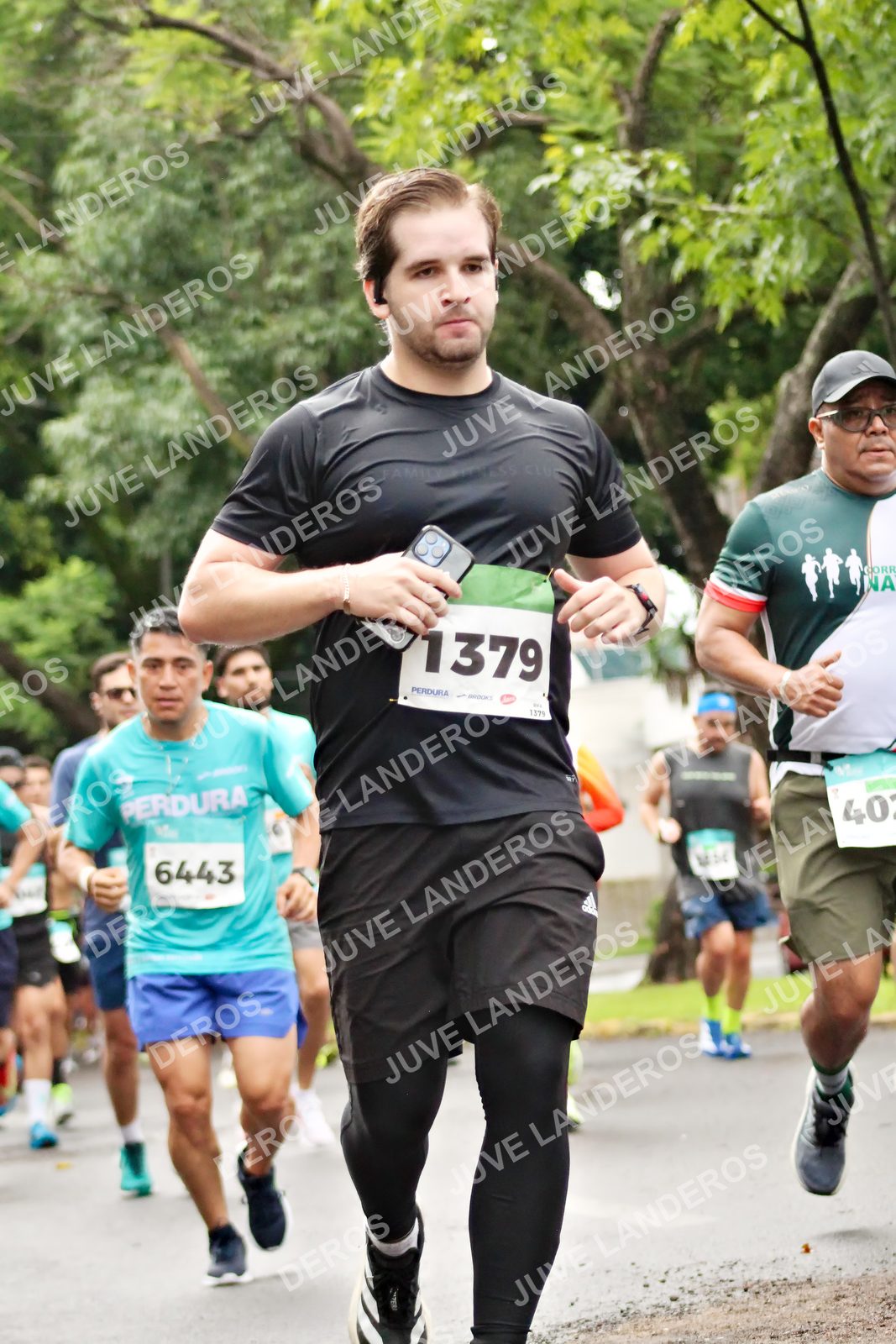 Foto del MEDIO MARATÓN ATLAS en Av. Patria, frente al Parque El Polvorín, Zapopan a las 08:28 · dorsal 6443, 1379, 40