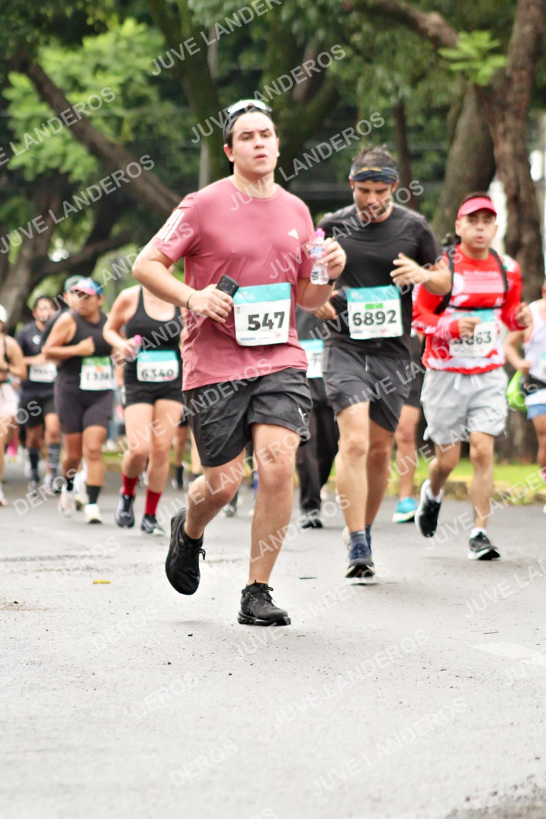 Foto del MEDIO MARATÓN ATLAS en Av. Patria, frente al Parque El Polvorín, Zapopan a las 08:37 · dorsal 547, 6892, 6340, 1